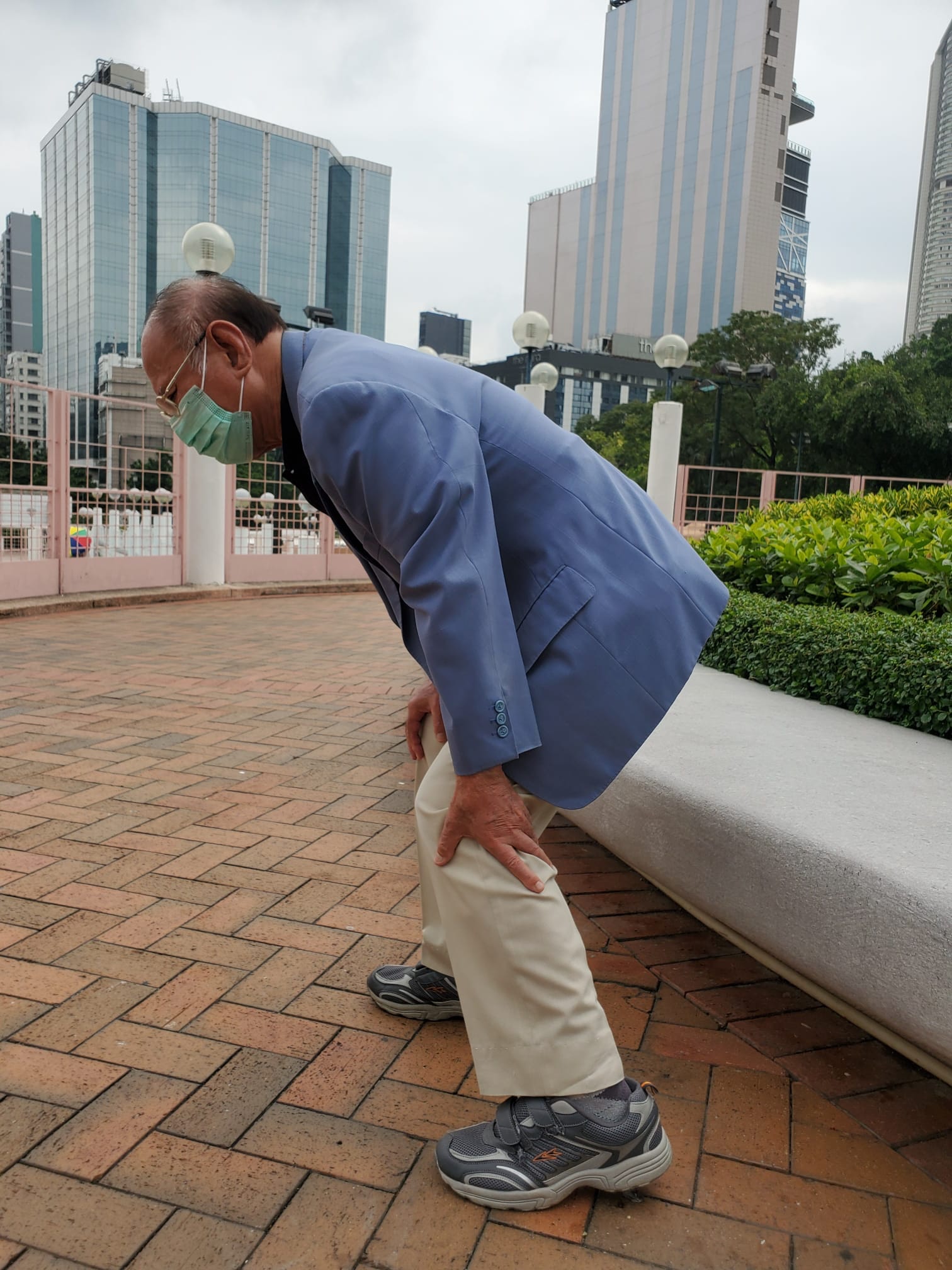 劉伯曾經飽受腰椎管狹窄之苦，行數十步腳又痛又痺。