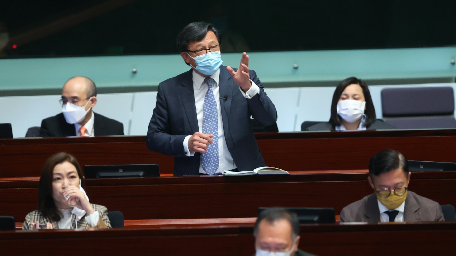 何君堯分享屈穎妍倡立法會廢除暑假文 網民盛讚:等待你的勇氣 何君堯分享屈穎妍倡立法會廢除暑假文 網民盛讚:等待你的勇氣