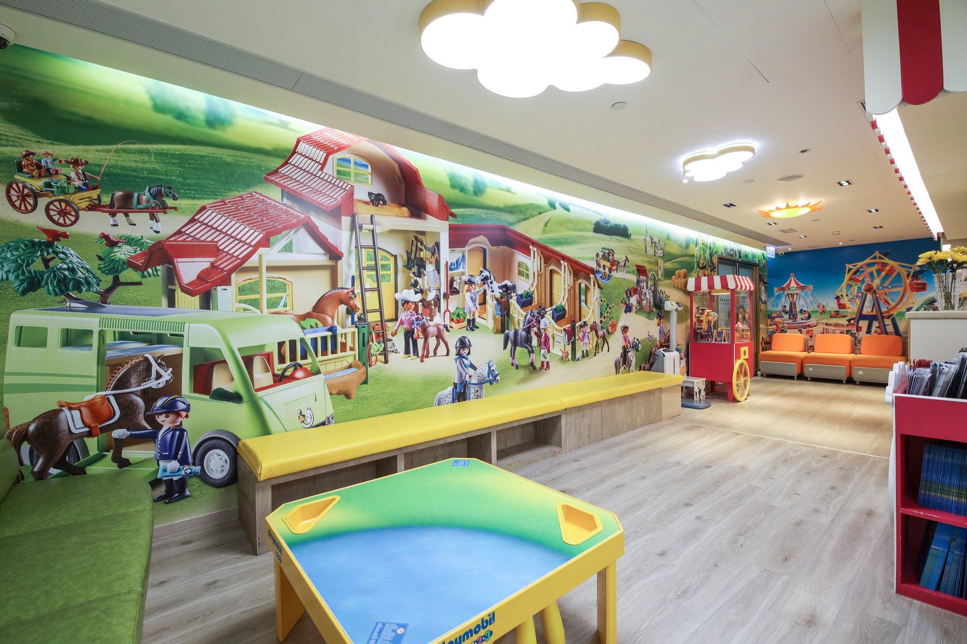 王醫生診所裡面的特色主題牆，加上燈飾及玩具點綴，令人霎時感覺較輕鬆。（圖片：受訪者提供）