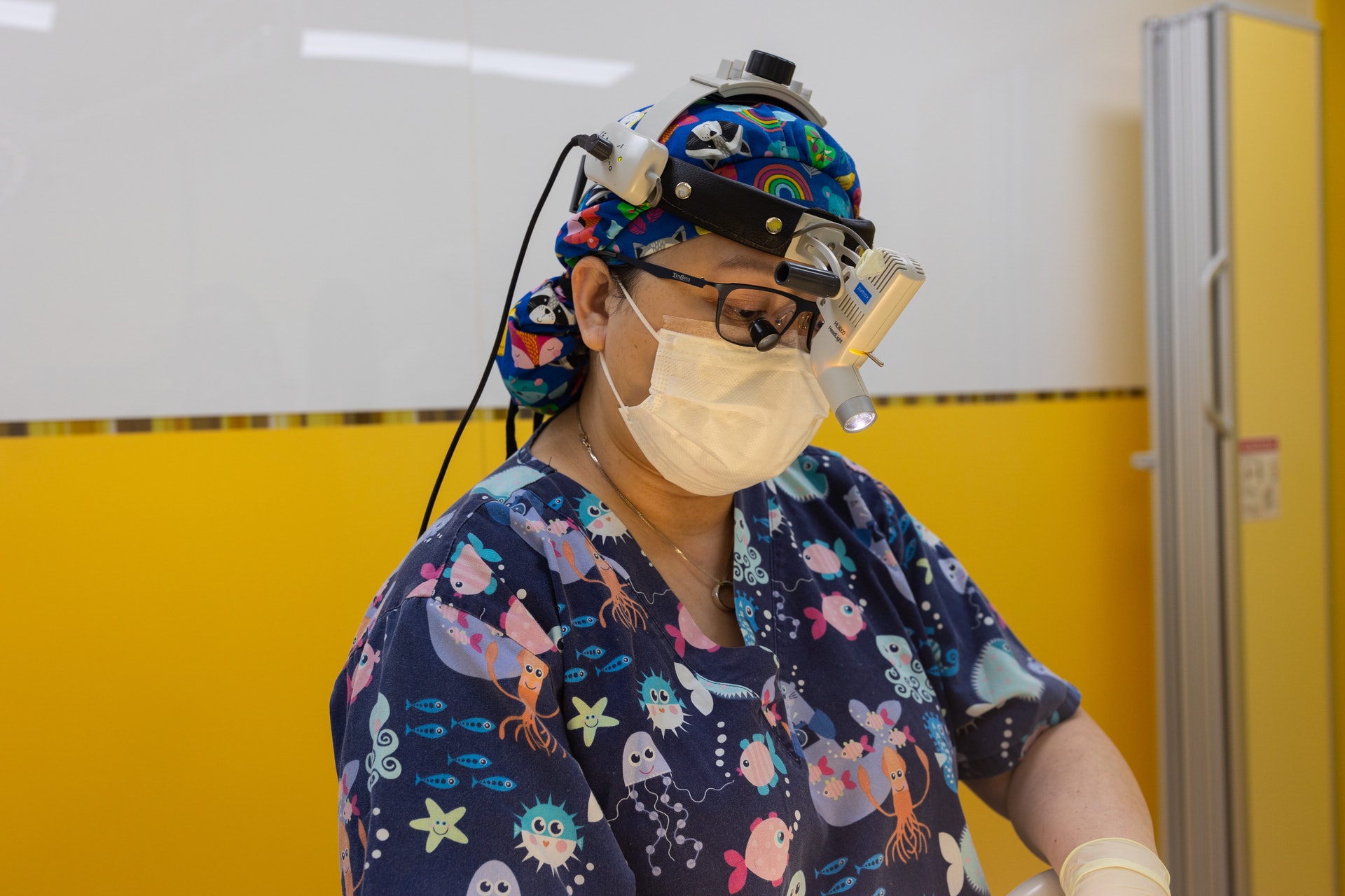 小兒外科的病人身軀細小，需要借助顯微眼鏡和手術頭燈協助進行治療。(圖片：歐嘉樂攝)