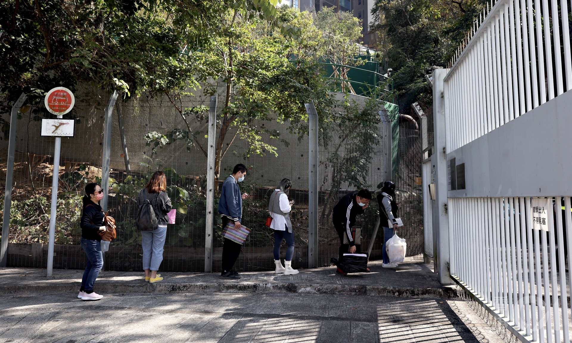 不少市民今早(19日)到沙田新界南動物管理中心交出倉鼠。(歐嘉樂攝) 不少市民今早(19日)到沙田新界南動物管理中心交出倉鼠。(歐嘉樂攝)