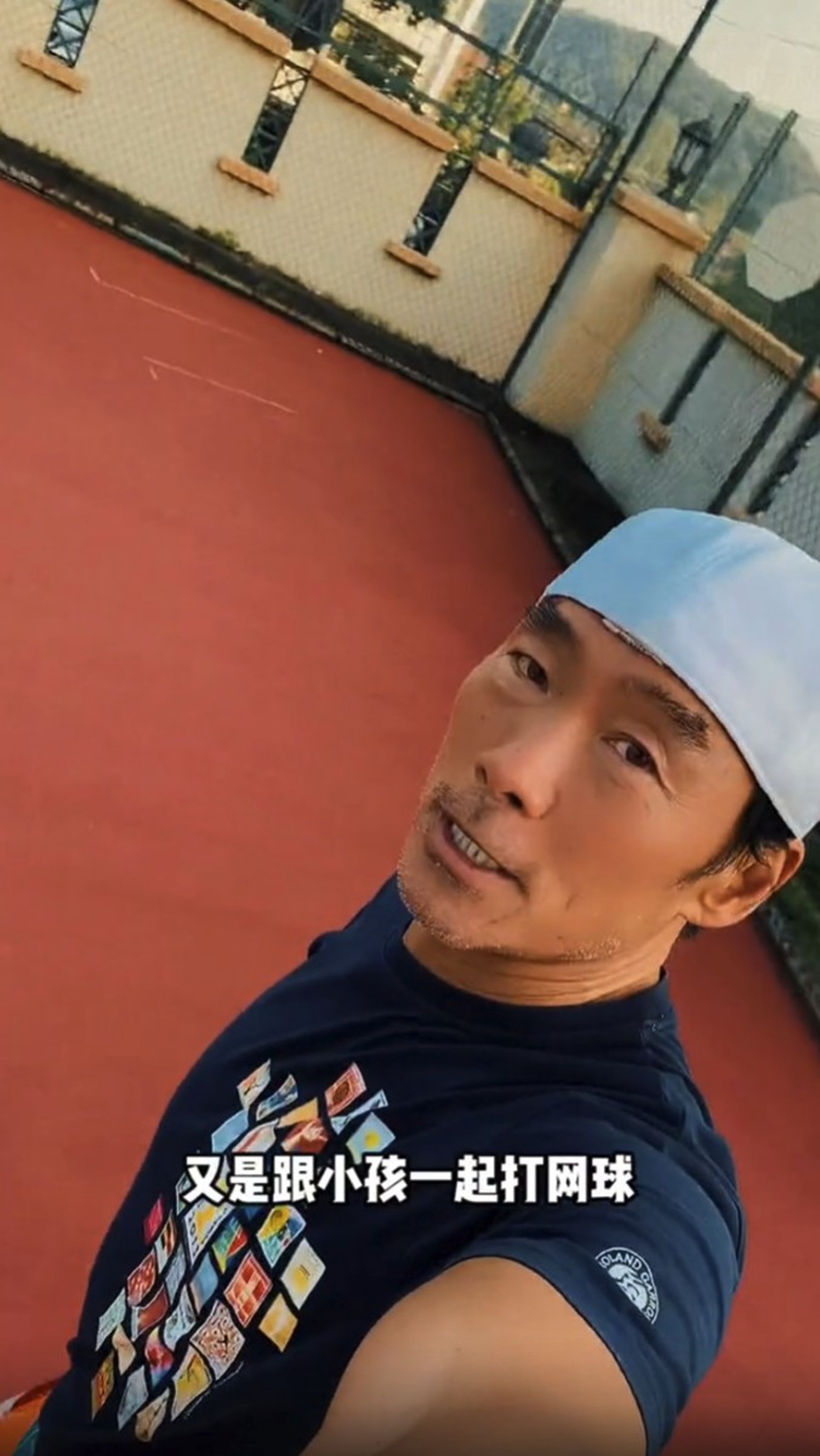 鄭浩南返到馬來西亞與家人團聚後,幾乎日日陪囝囝打網球。(影片截圖) 鄭浩南返到馬來西亞與家人團聚後,幾乎日日陪囝囝打網球。(影片截圖)