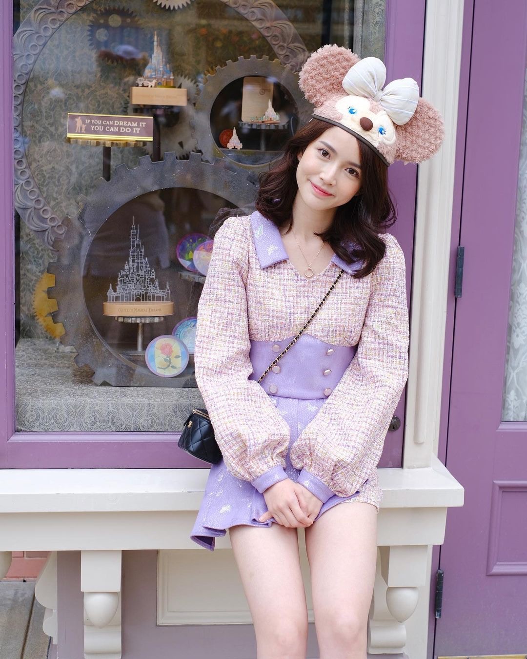 陈若思着短裙仔游迪士尼乐园。（Instagram/@amberchann46）