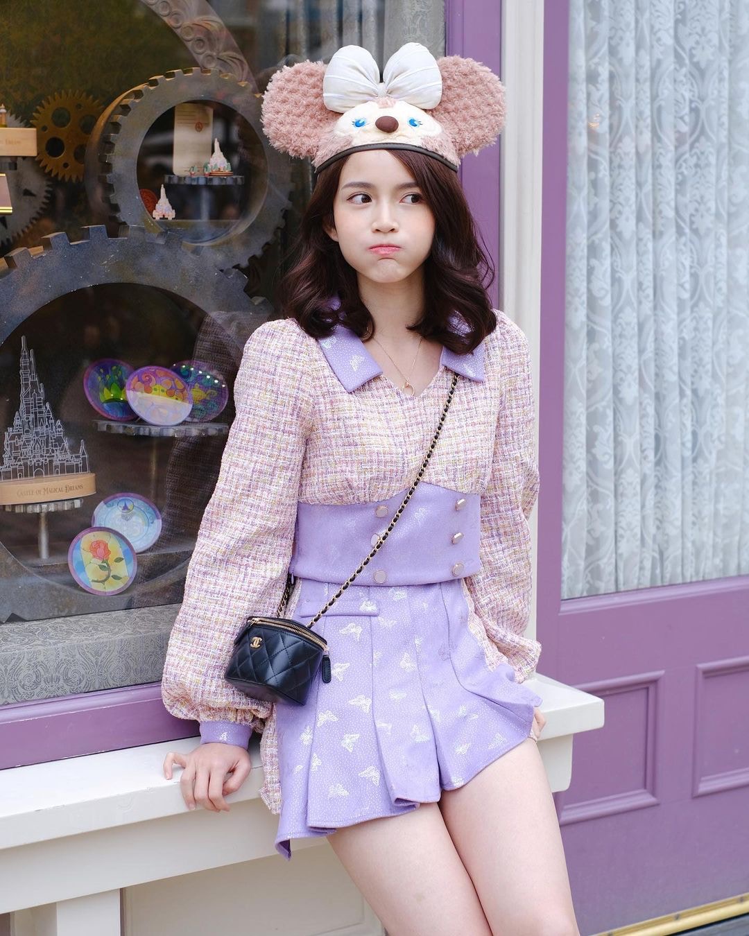 陈若思着短裙仔游迪士尼乐园。（Instagram/@amberchann46）