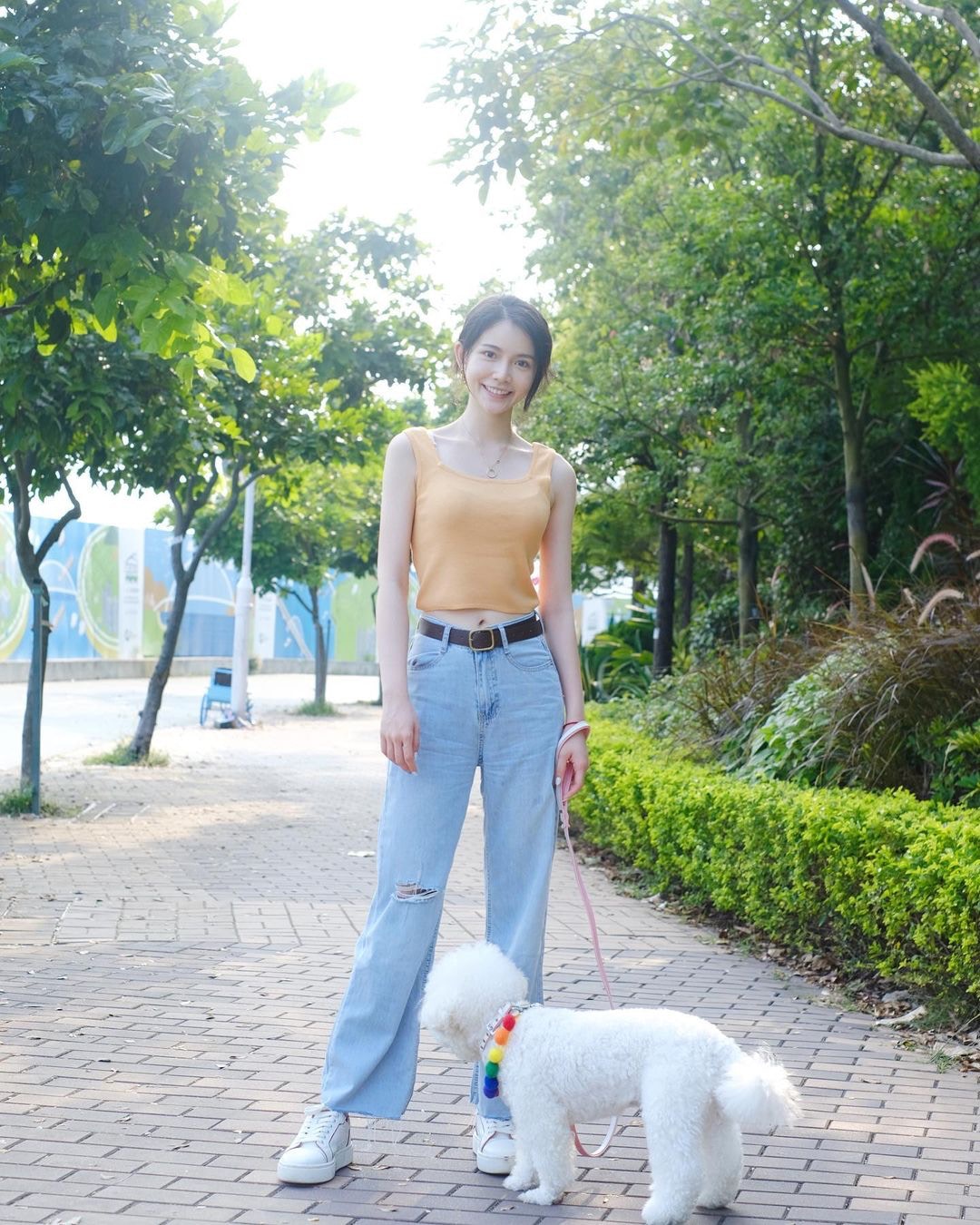 陈若思带狗狗出街。（Instagram/@amberchann46）