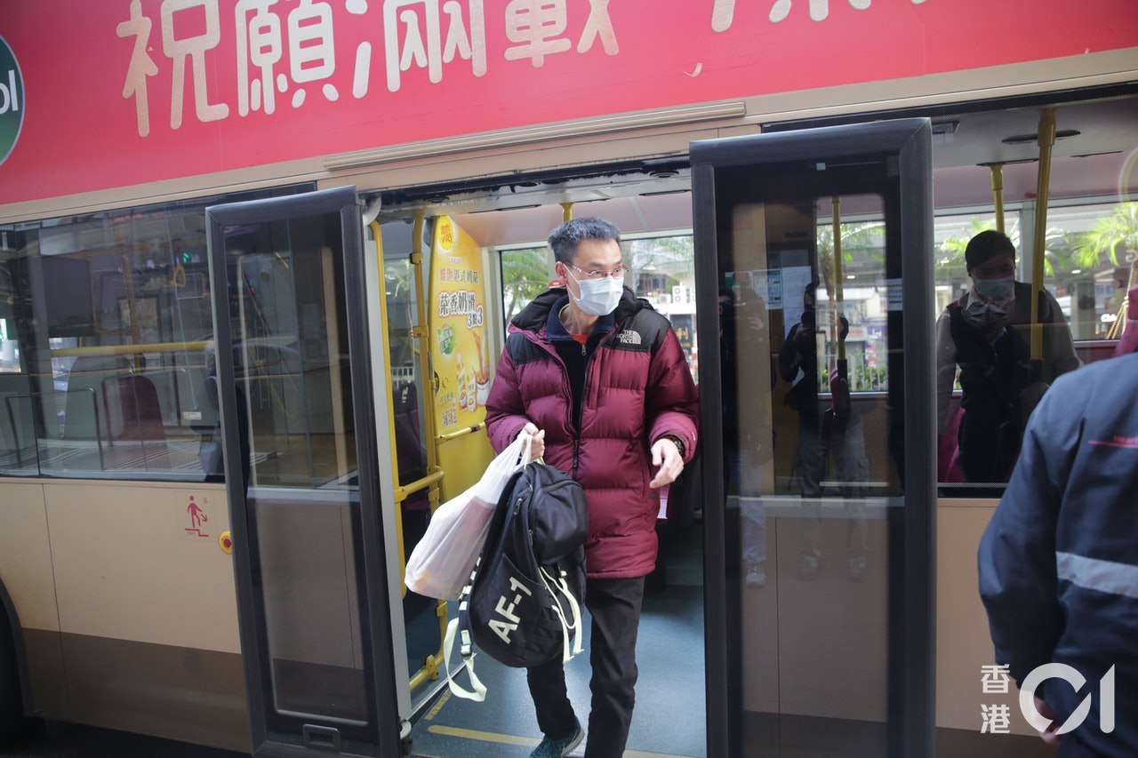 發現座位有針的男乘客,事後在場協助調查。(黃偉民攝) 發現座位有針的男乘客,事後在場協助調查。(黃偉民攝)