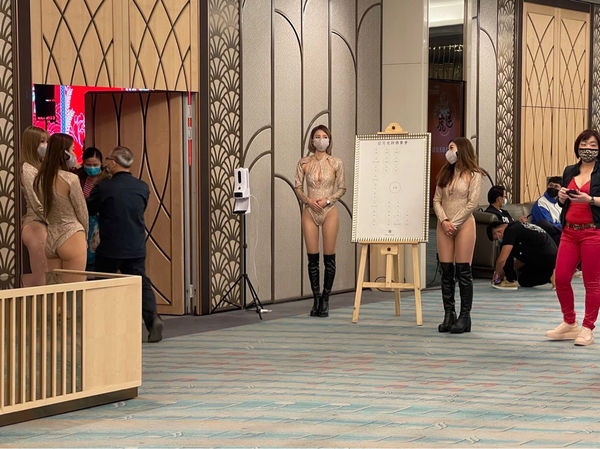 有網友在PTT的Gossiping板上，以「科技公司招待人員太辣了吧」為題發文，提到好友稍早傳給他科技公司餐會的照片，讓他看了大吃一驚，現在科技公司的福利這麼好？從圖片可見，門口站了4位辣妹，都穿著香檳金的高衩緊身裝，配上皮質黑色粗跟膝上靴。（PTT）
