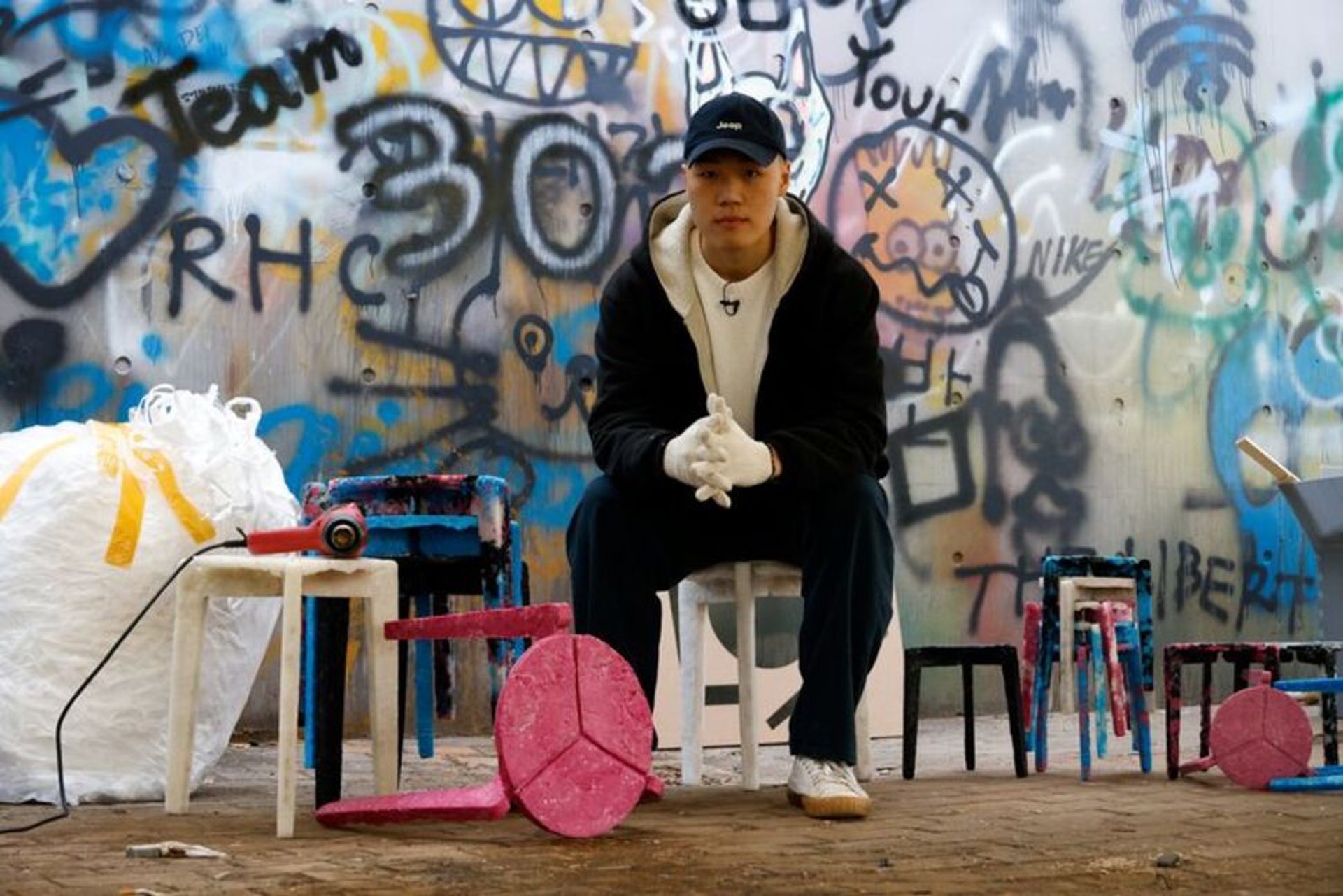 一名韓國大學生利用經消毒殺菌後的口罩物料製成椅子。（圖片：Reuters）