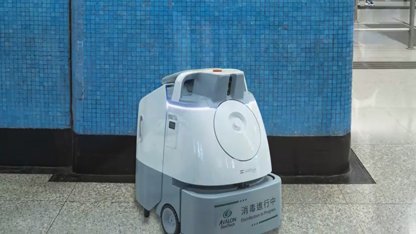 美孚站通道疑有傳播　港鐵派消毒機械人清潔　料擴至19個車站使用