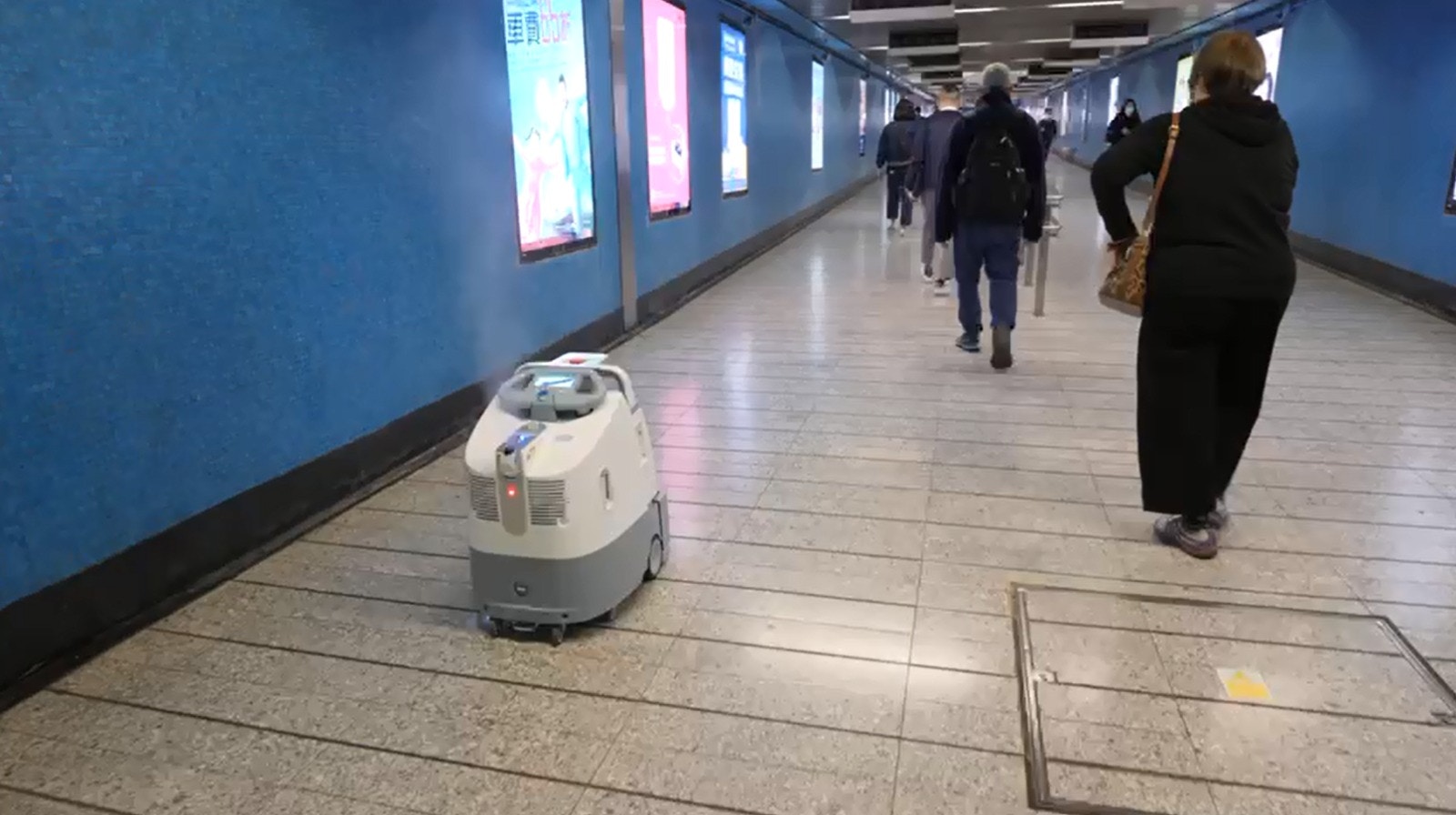 消毒機械人已開始在美孚站內工作。