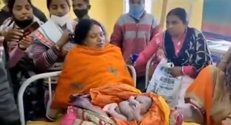 印度东部在17日诞生一名特别的婴儿，刚出生的他拥有4只手臂和4只脚，其中有一只脚还是长在头和腹部之间。（影片截图：Josh@doomdaammuchatlu）