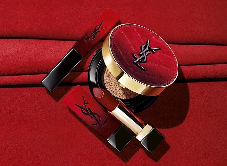 情人節禮物2022推薦|YSL 限量絲絨紅輕透無重羽毛氣墊粉底SPF50/PA+++|售價:HK$595(2種色調)、限量絲絨紅絕色唇膏|售價:HK$325 (3種色調)、限量絲絨紅絕色輕霧唇膏|售價:HK$335 (2種色調)(品牌圖片) 情人節禮物2022推薦|YSL 限量絲絨紅輕透無重羽毛氣墊粉底SPF50/PA+++|售價:HK$595(2種色調)、限量絲絨紅絕色唇膏|售價:HK$325 (3種色調)、限量絲絨紅絕色輕霧唇膏|售價:HK$335 (2種色調)(品牌圖片)