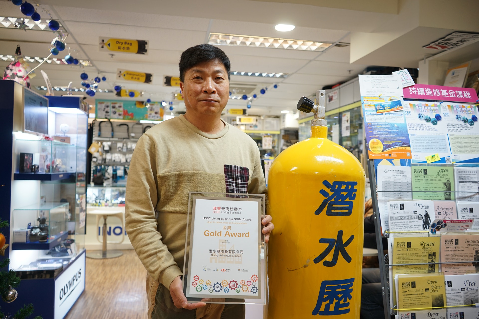 區紹堅近年舉辦了「海岸清潔馬拉松」,讓潛水員在「fun dive」期間,同時進行海岸和海底清潔,為保護環境出一分力。(呂諾君攝) 區紹堅近年舉辦了「海岸清潔馬拉松」,讓潛水員在「fun dive」期間,同時進行海岸和海底清潔,為保護環境出一分力。(呂諾君攝)