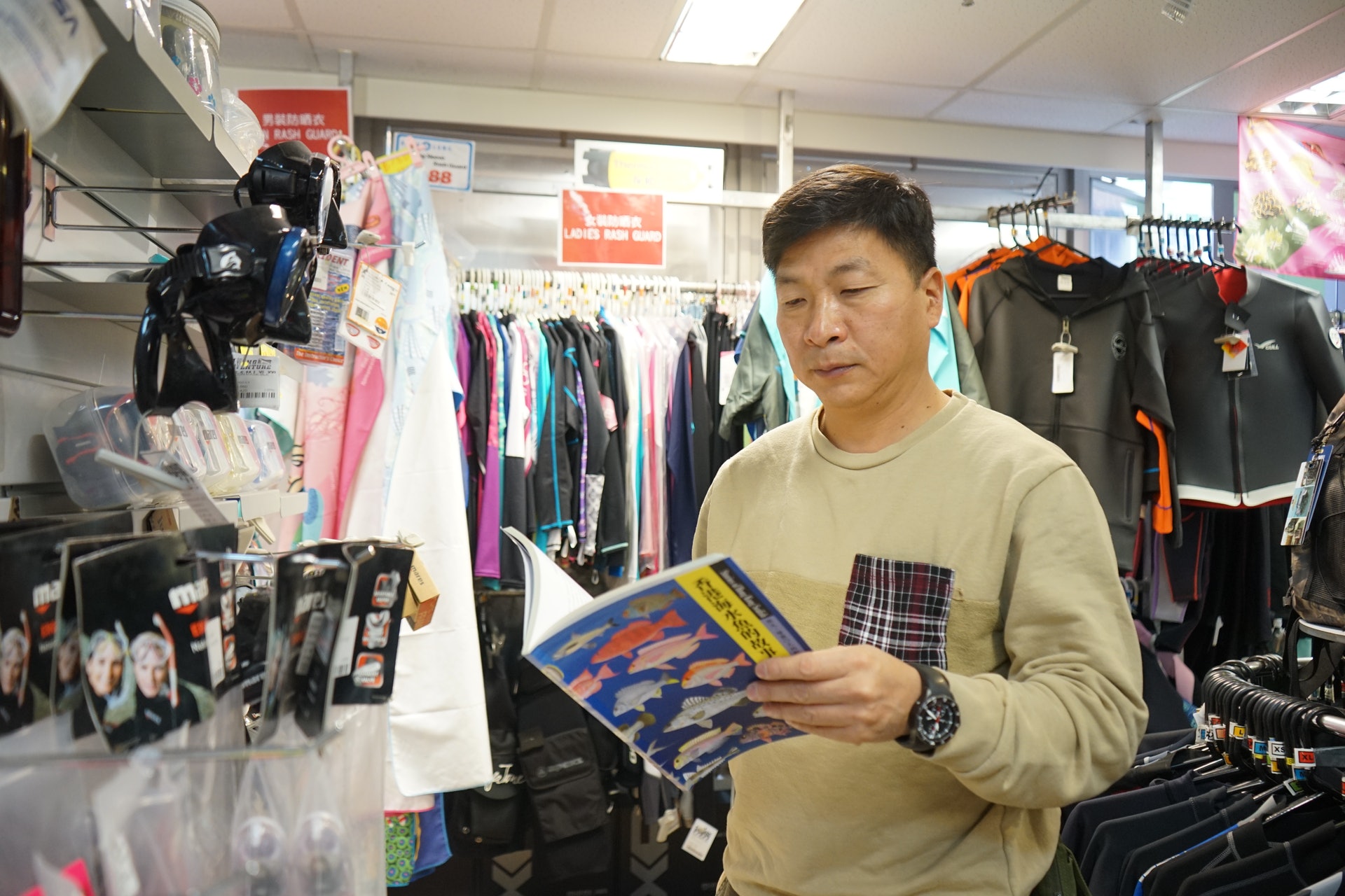 潛水歷險會創辦人區紹堅(Stephen)自90年代已開始潛水,同時是一名資深的潛水教練。(呂諾君攝) 潛水歷險會創辦人區紹堅(Stephen)自90年代已開始潛水,同時是一名資深的潛水教練。(呂諾君攝)