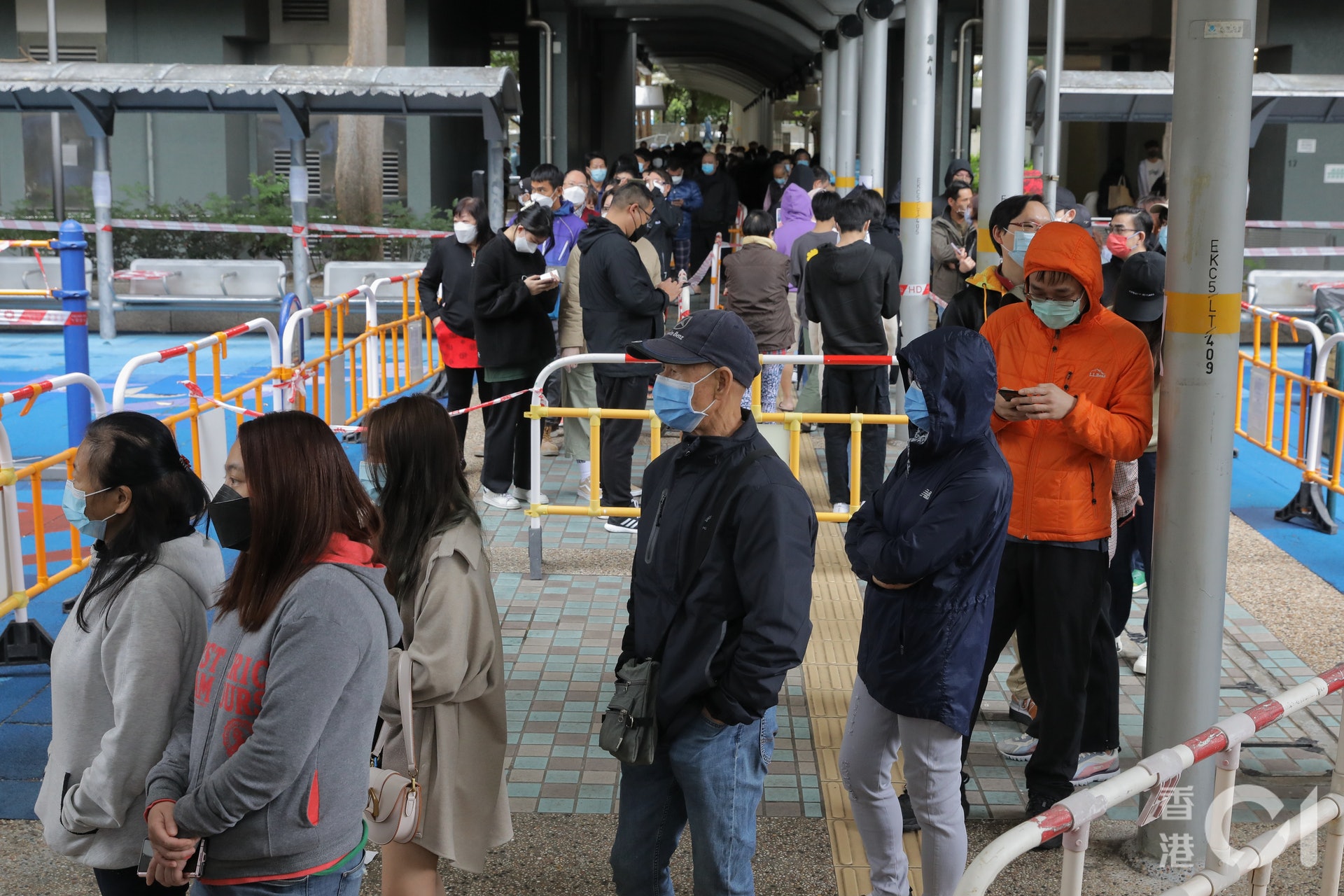 1月22日,葵涌邨逸葵樓居民禁足令強制檢測首日,居民到樓下排隊接受檢測。(張浩維攝) 1月22日,葵涌邨逸葵樓居民禁足令強制檢測首日,居民到樓下排隊接受檢測。(張浩維攝)