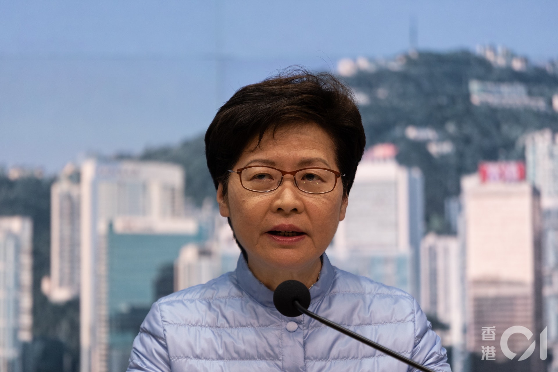 特首林鄭月娥昨日會見記者時仍選擇除下口罩,但其他官員則有佩戴。(資料圖片 / 梁鵬威攝) 特首林鄭月娥昨日會見記者時仍選擇除下口罩,但其他官員則有佩戴。(資料圖片 / 梁鵬威攝)