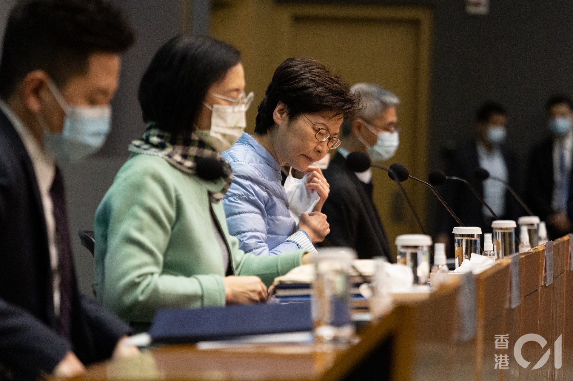 特首林鄭月娥昨日會見記者時仍選擇除下口罩,但其他官員則有佩戴。(資料圖片 / 梁鵬威攝) 特首林鄭月娥昨日會見記者時仍選擇除下口罩,但其他官員則有佩戴。(資料圖片 / 梁鵬威攝)