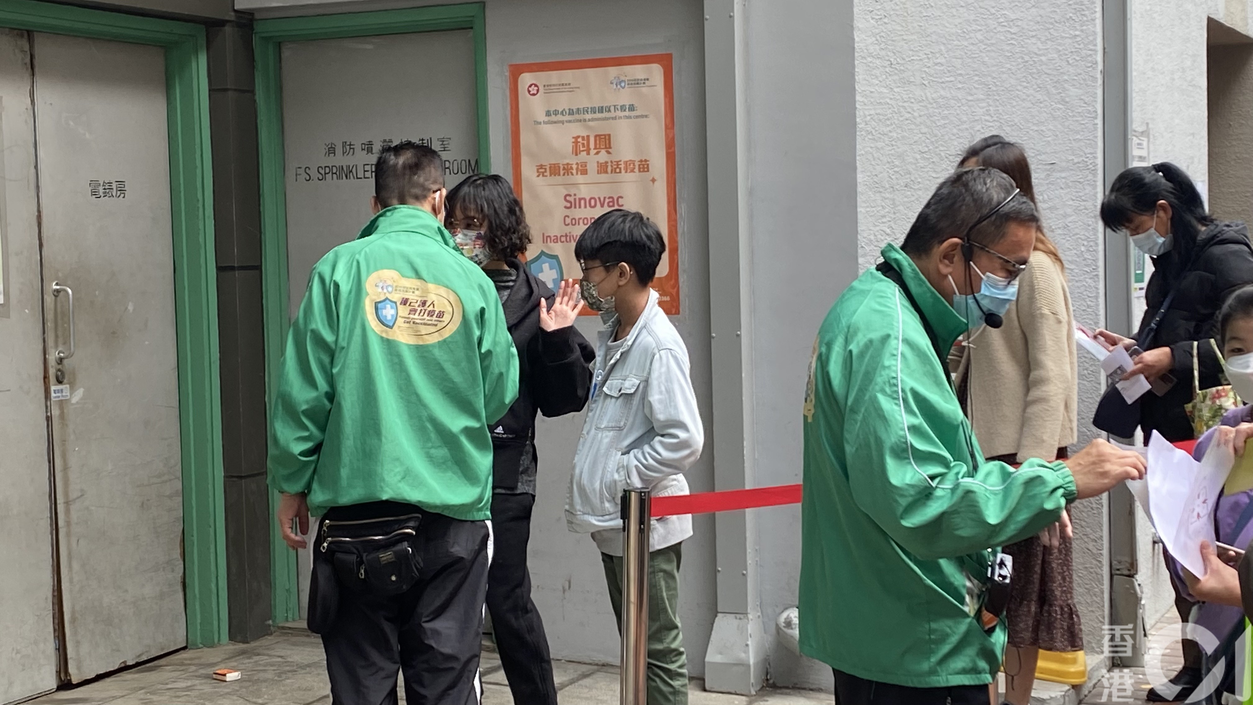 今早有不少市民輪候接種科興疫苗，當中有少數家長帶同年幼子女接種第一針。（孔繁栩攝）