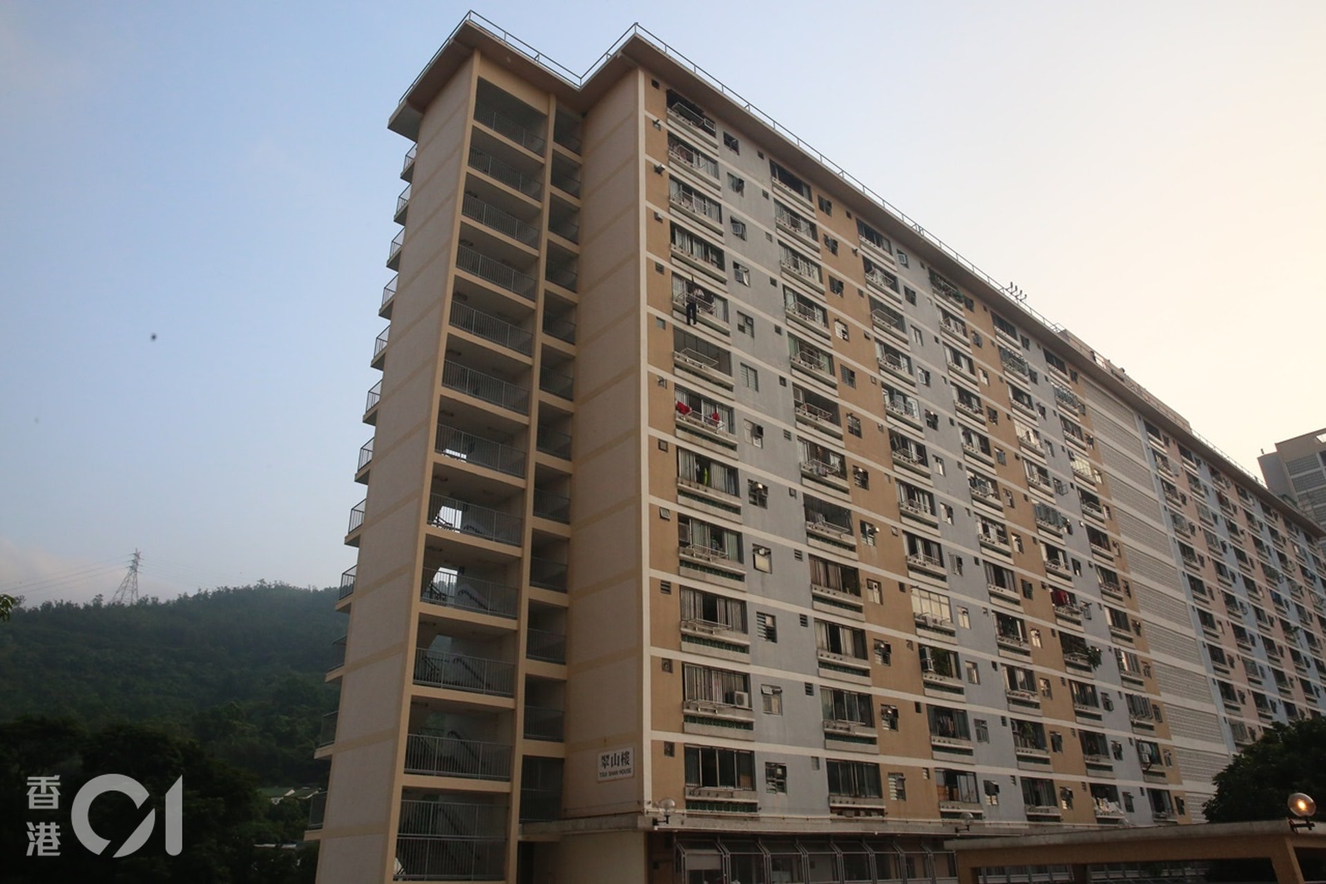 房署一名合約勞資關係主任確診，其辦公室位於荃灣象山邨樂山樓地下。圖為荃灣象山邨。（資料圖片）