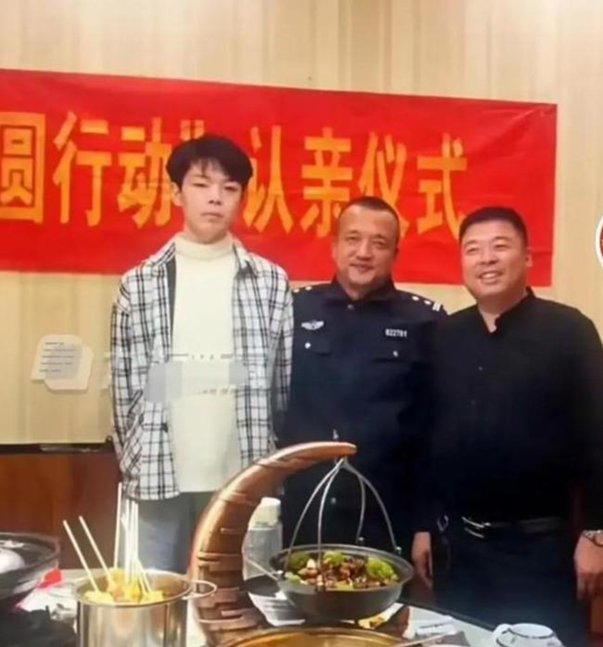 劉學州在網上尋親,在警方協助下,成功與親生父母團聚。(微博) 劉學州在網上尋親,在警方協助下,成功與親生父母團聚。(微博)