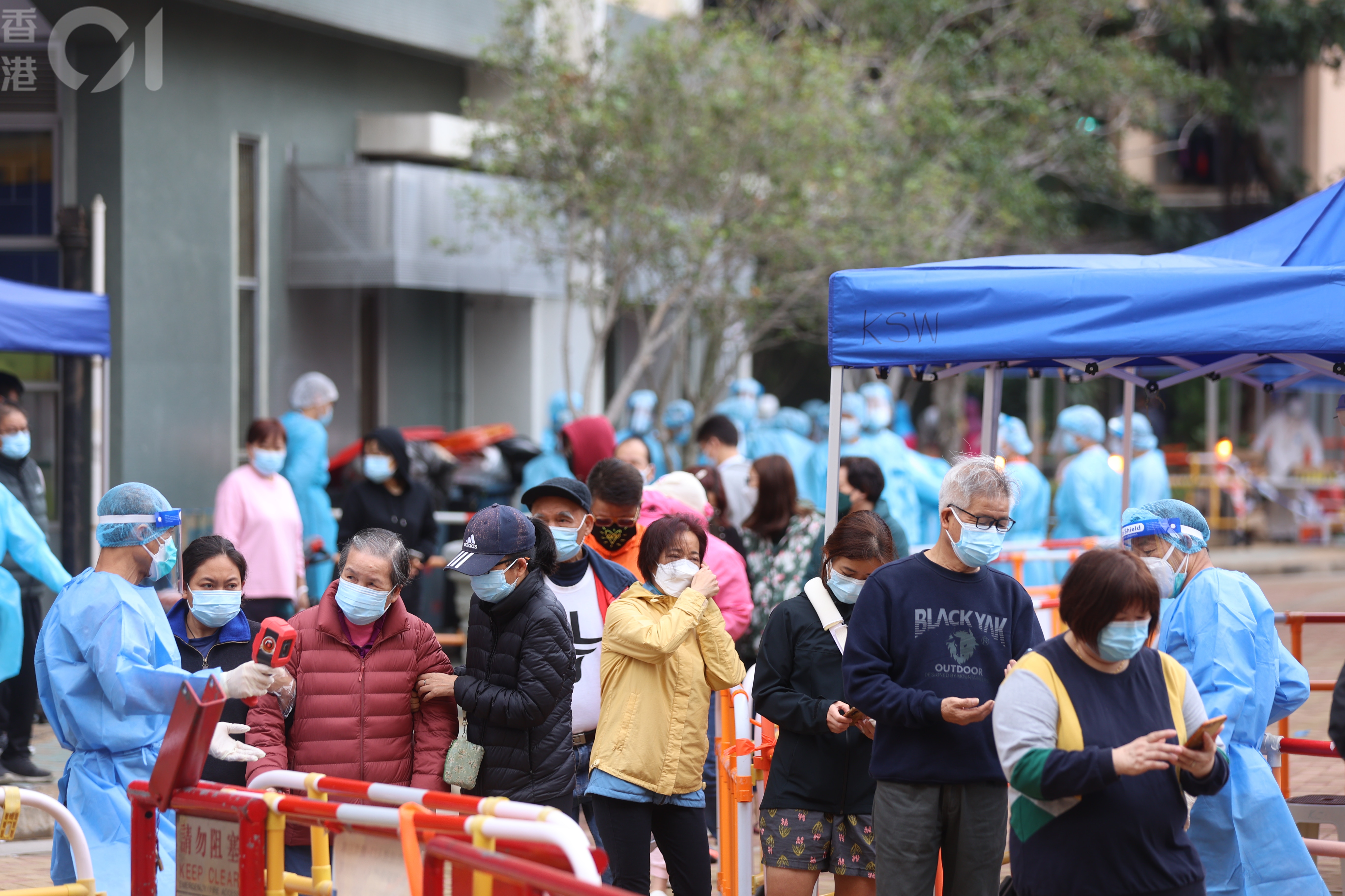 葵涌邨逸葵樓和映葵樓居民今日（24日）續禁足及圍封檢測，有居民投訴當局安排及指示混亂，憂增加感染風險。（鄭子峰攝）