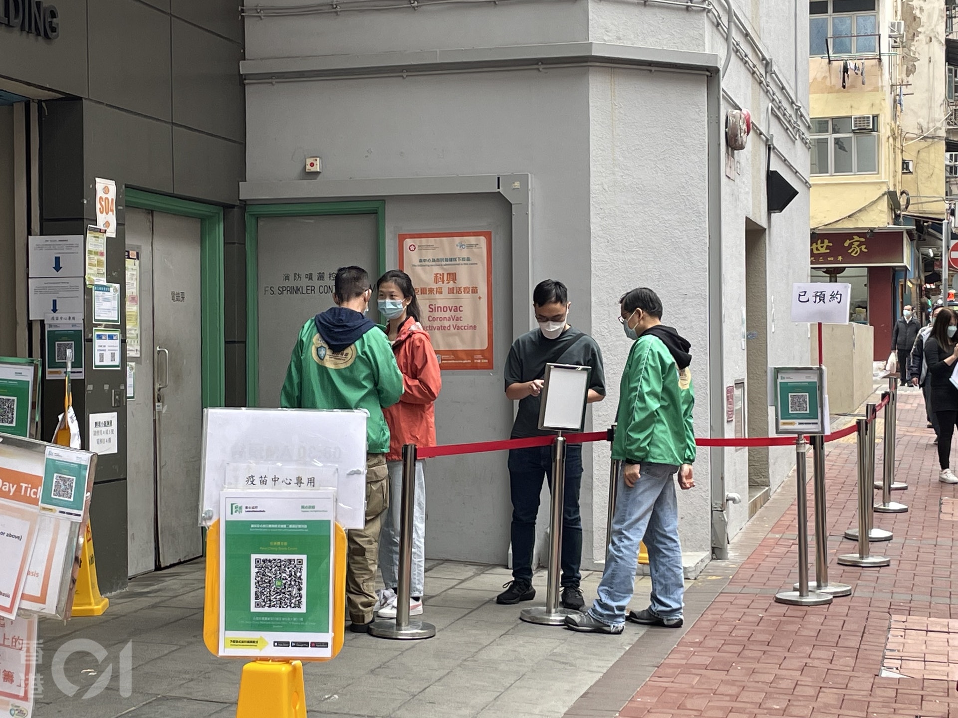 今早有不少市民在官涌體育館接種中心接種新冠疫苗。(雲嘉晉攝) 今早有不少市民在官涌體育館接種中心接種新冠疫苗。(雲嘉晉攝)