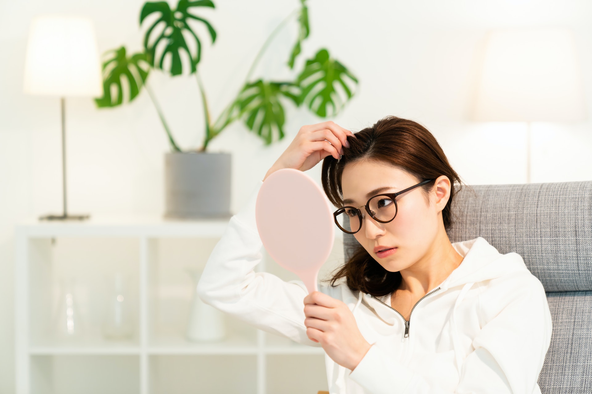 對於白髮的出現,不少女士都會嚴陣以待。(Shutterstock) 對於白髮的出現,不少女士都會嚴陣以待。(Shutterstock)