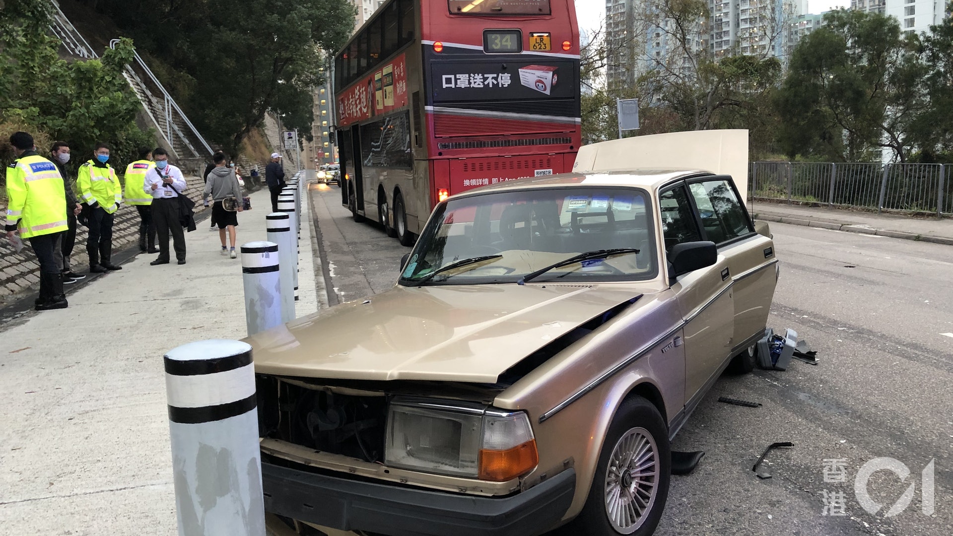 葵涌Volvo私家車越線撞九巴撼路柱 兩司機送院 葵涌Volvo私家車越線撞九巴撼路柱 兩司機送院