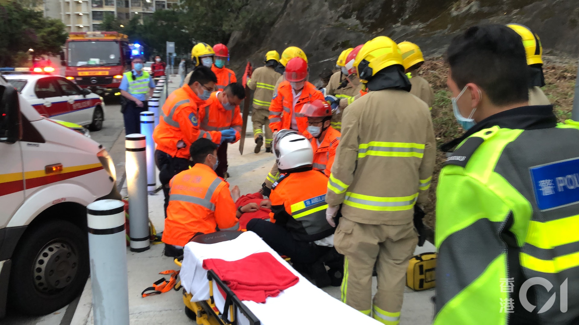 救護員為私家車司機包紥。(林振華攝) 救護員為私家車司機包紥。(林振華攝)
