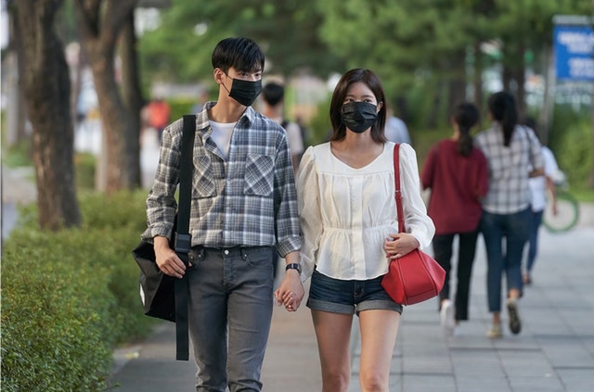 1名男子近日網上發文,指女朋友居於葵涌,他擔心有染疫風險而提出暫時不要見面,被女方質疑他變心。(《我的ID是江南美人》劇照) 1名男子近日網上發文,指女朋友居於葵涌,他擔心有染疫風險而提出暫時不要見面,被女方質疑他變心。(《我的ID是江南美人》劇照)