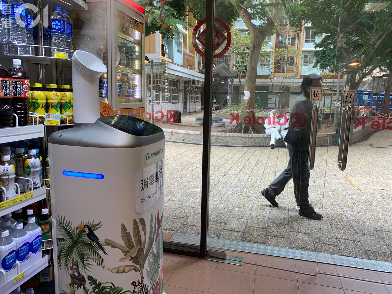 鄰近夏葵樓的便利店，加裝了空氣消毒機。（梁煥敏攝）