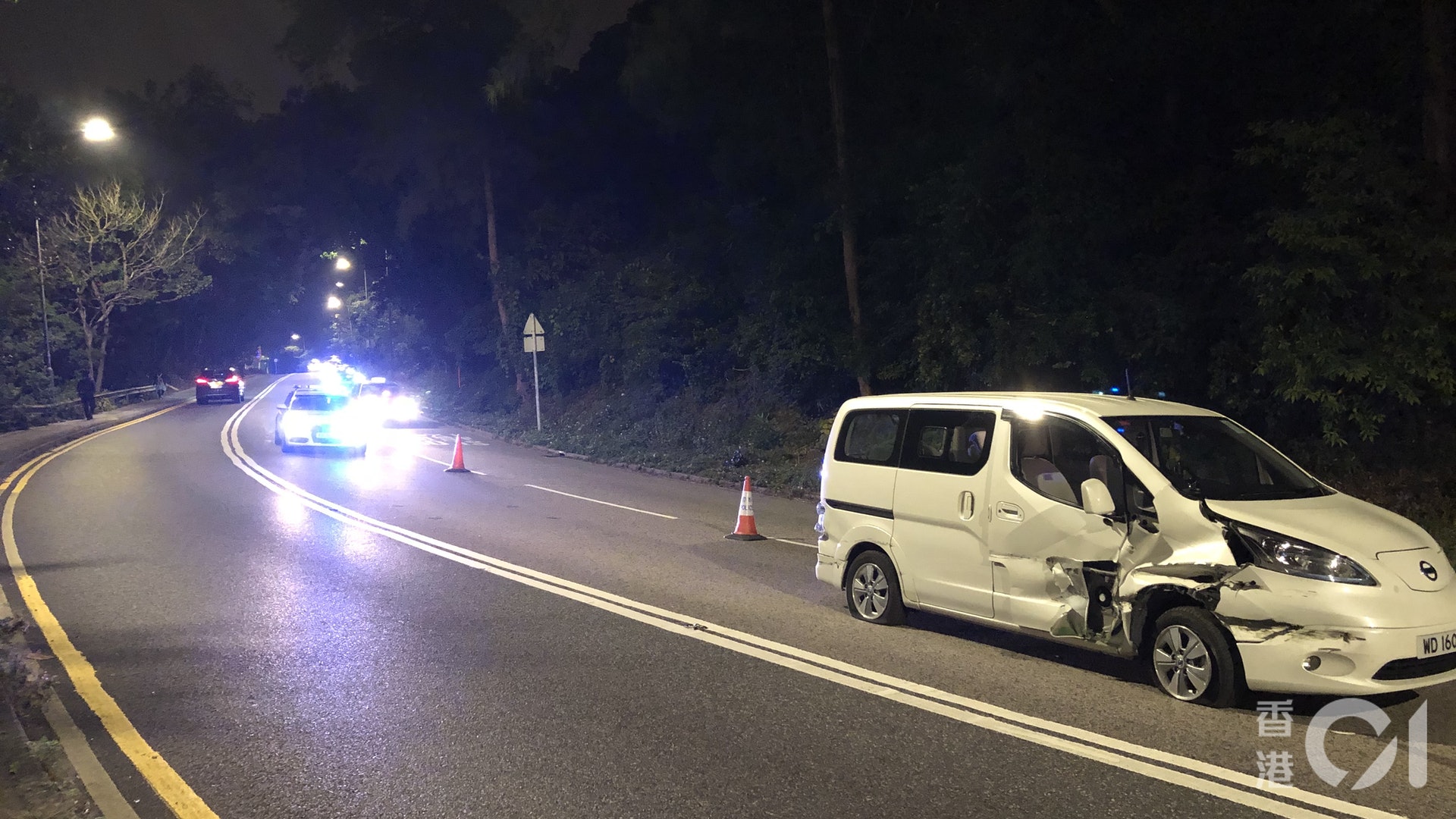 大埔道私家車剷行人路男途人捱撞受傷 大埔道私家車剷行人路男途人捱撞受傷