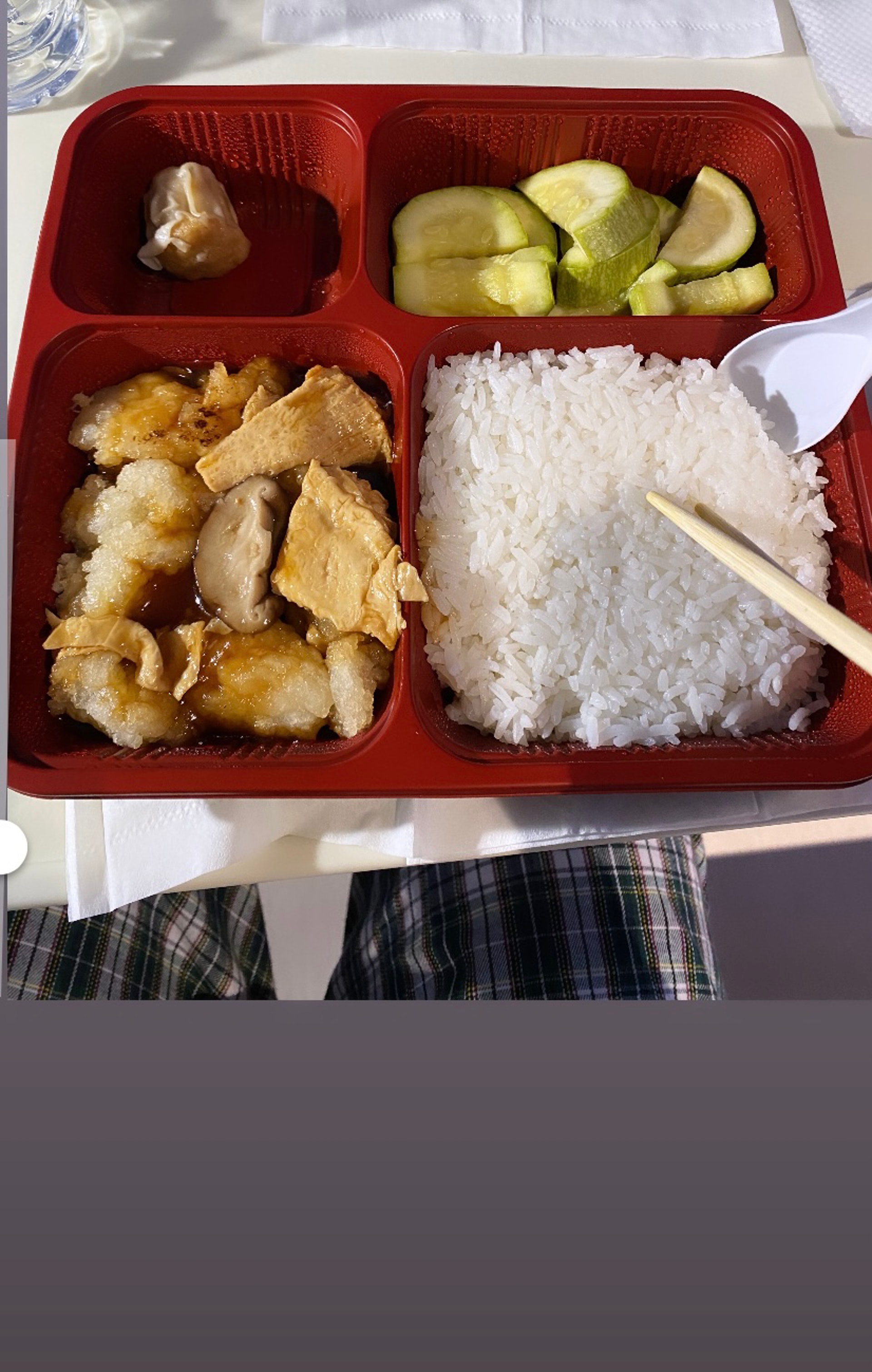 樓主指臨時醫院所提供的飯餸,看起來較竹篙灣隔離營好。(連登討論區圖片) 樓主指臨時醫院所提供的飯餸,看起來較竹篙灣隔離營好。(連登討論區圖片)