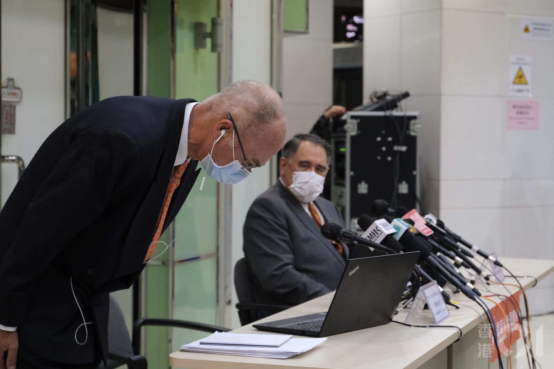 香港保護兒童會執行委員會主席夏穆聯、獨立檢討委員會主席黃嘉純於今午(26日)交代檢討報告內容,並已接納保護兒童會總幹事蔡蘇淑賢請辭。(盧翊銘攝) 香港保護兒童會執行委員會主席夏穆聯、獨立檢討委員會主席黃嘉純於今午(26日)交代檢討報告內容,並已接納保護兒童會總幹事蔡蘇淑賢請辭。(盧翊銘攝)