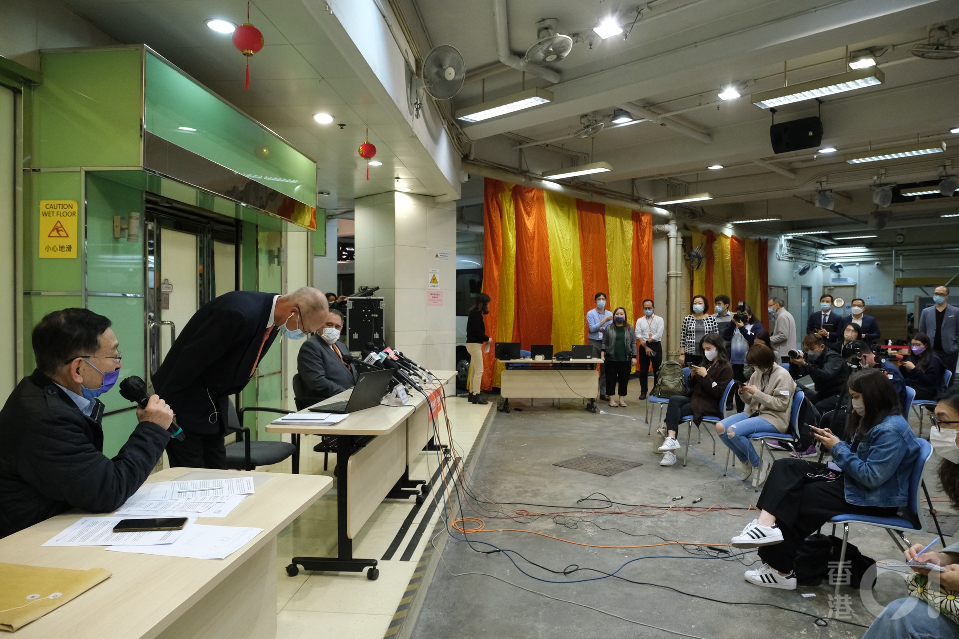 香港保護兒童會執行委員會主席夏穆聯、獨立檢討委員會主席黃嘉純於今午(26日)交代檢討報告內容,並已接納保護兒童會總幹事蔡蘇淑賢請辭。(盧翊銘攝) 香港保護兒童會執行委員會主席夏穆聯、獨立檢討委員會主席黃嘉純於今午(26日)交代檢討報告內容,並已接納保護兒童會總幹事蔡蘇淑賢請辭。(盧翊銘攝)
