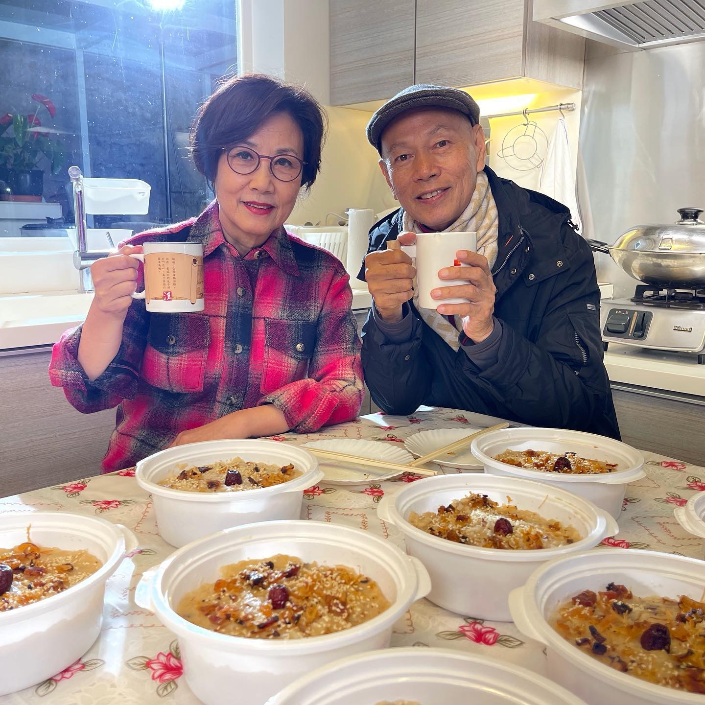 汪明荃與羅家英製作了50底蘿蔔糕。（IG：@wang_liza）