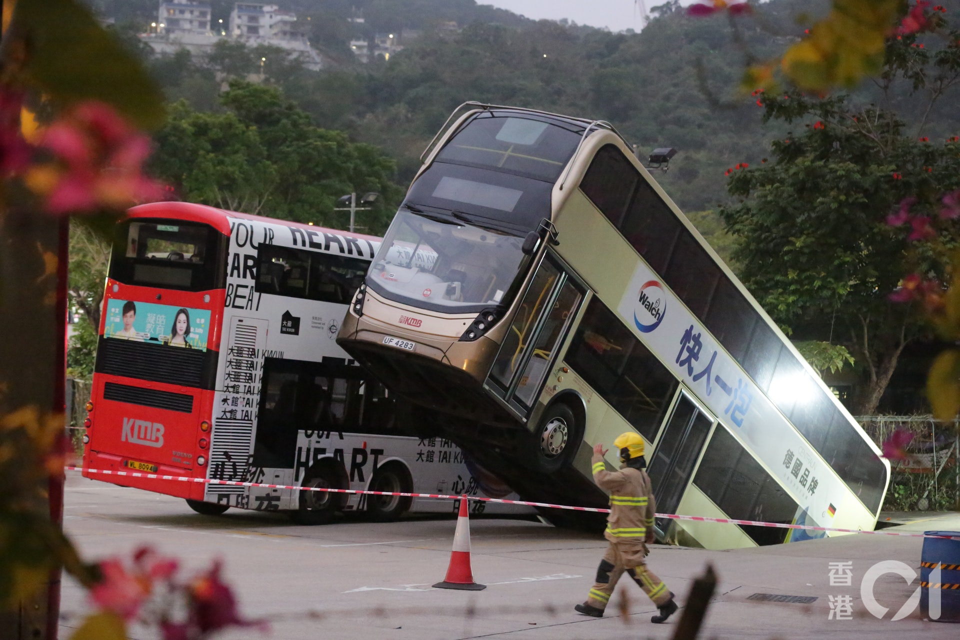 運隆路的九龍巴士將軍澳車廠發生地陷意外,廠內有兩輛巴士跌落地面大窿中。(黃偉民攝) 運隆路的九龍巴士將軍澳車廠發生地陷意外,廠內有兩輛巴士跌落地面大窿中。(黃偉民攝)