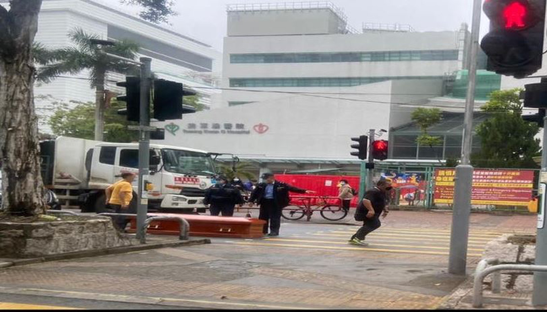 一對男女警員在場看護住棺材。(網上圖片) 一對男女警員在場看護住棺材。(網上圖片)