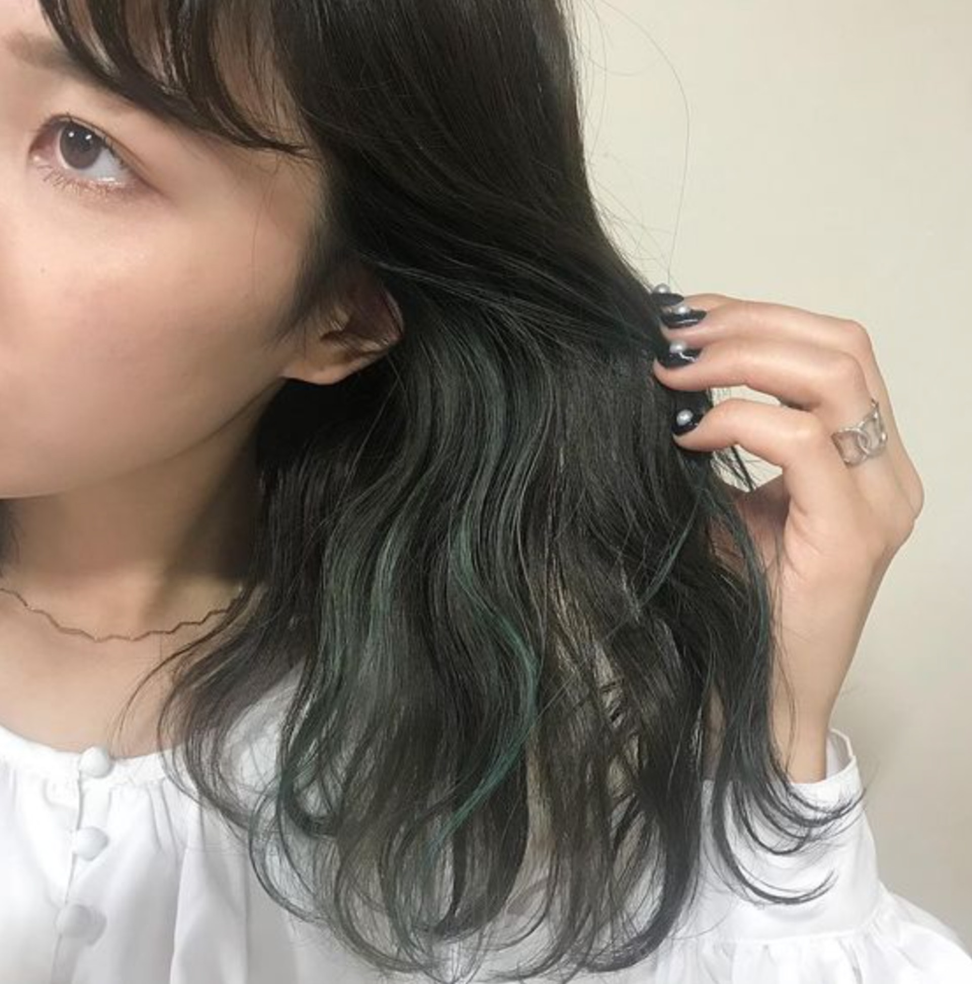 2022年12星座新髮色|有深度的亞麻綠,照到光時會反射出綠色,不經意地營造神秘的感覺。(IG@___mbrr) 2022年12星座新髮色|有深度的亞麻綠,照到光時會反射出綠色,不經意地營造神秘的感覺。(IG@___mbrr)