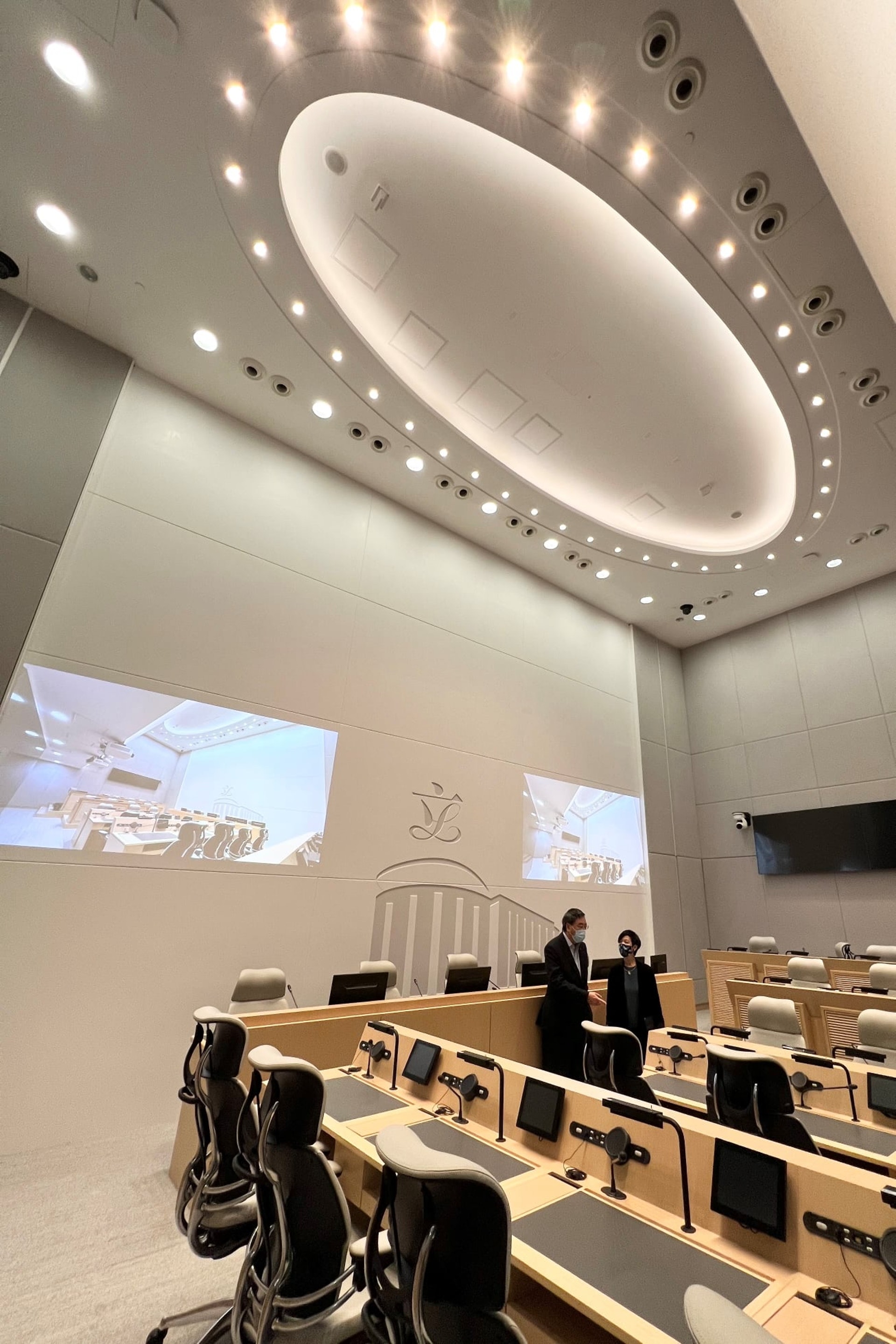 立法會主席梁君彥與建築署署長何永賢,視察「會議室4」新裝修。(梁君彥Facebook) 立法會主席梁君彥與建築署署長何永賢,視察「會議室4」新裝修。(梁君彥Facebook)
