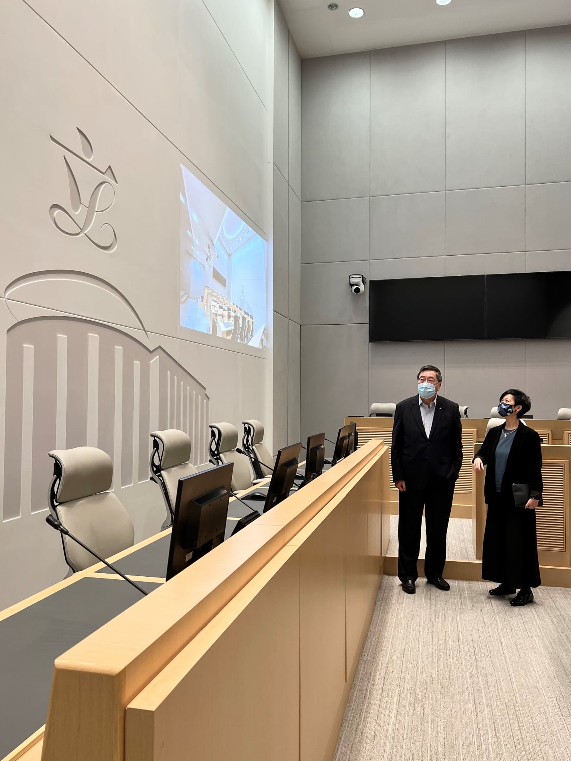 立法會主席梁君彥與建築署署長何永賢,視察「會議室4」新裝修。(梁君彥Facebook) 立法會主席梁君彥與建築署署長何永賢,視察「會議室4」新裝修。(梁君彥Facebook)