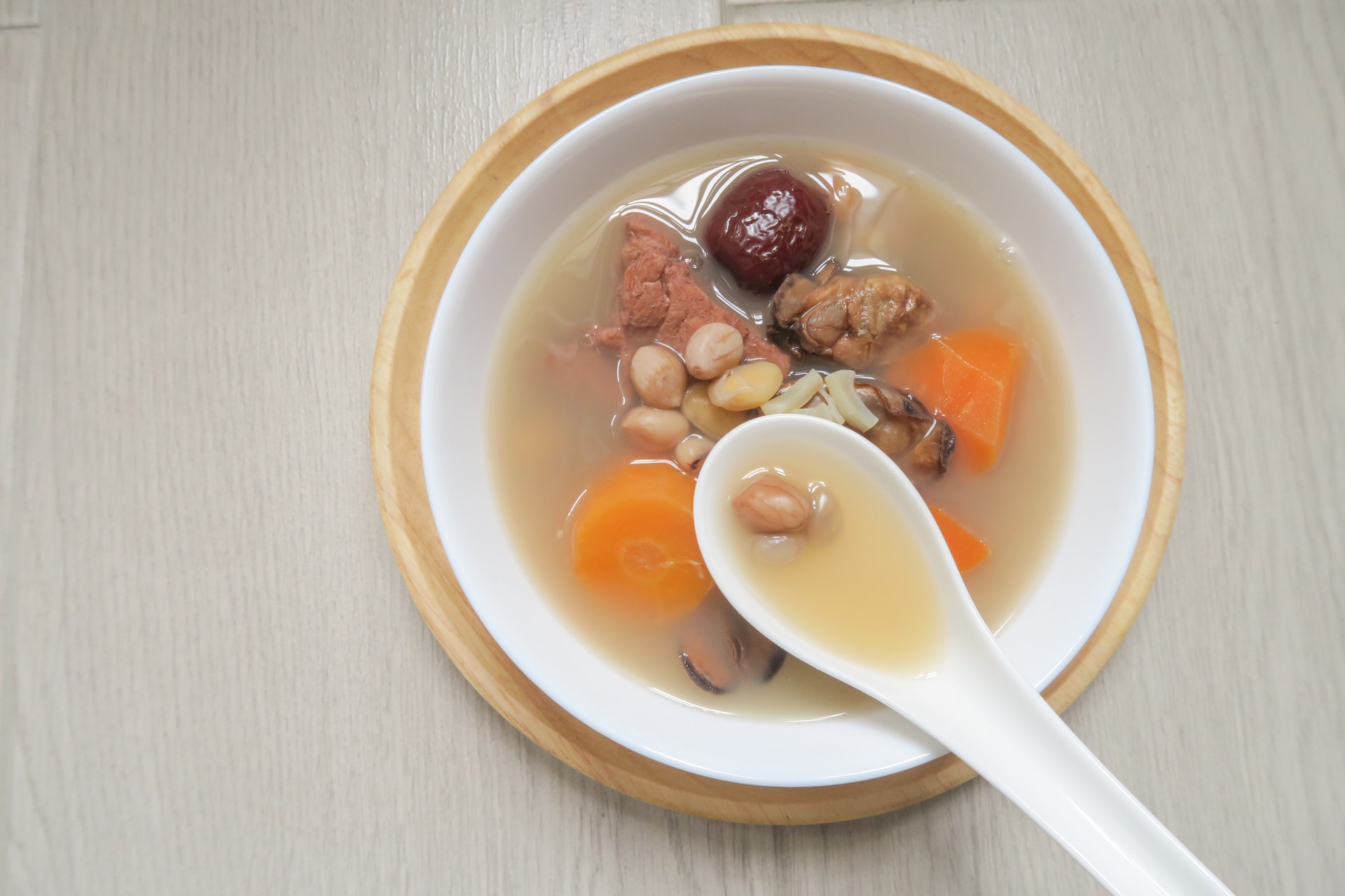 蠔豉花生眉豆瘦肉湯,健脾去濕又有意頭。 蠔豉花生眉豆瘦肉湯,健脾去濕又有意頭。