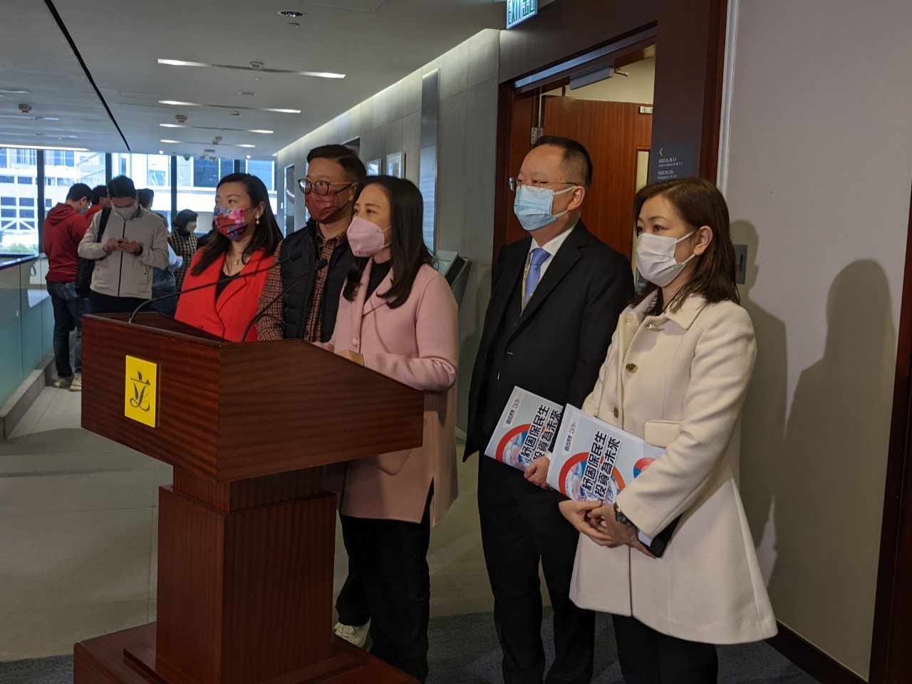 葛珮帆（右三）動議引用《立法會（權力及特權）條例》，成立專責委員會調查事件。（周禮希攝）
