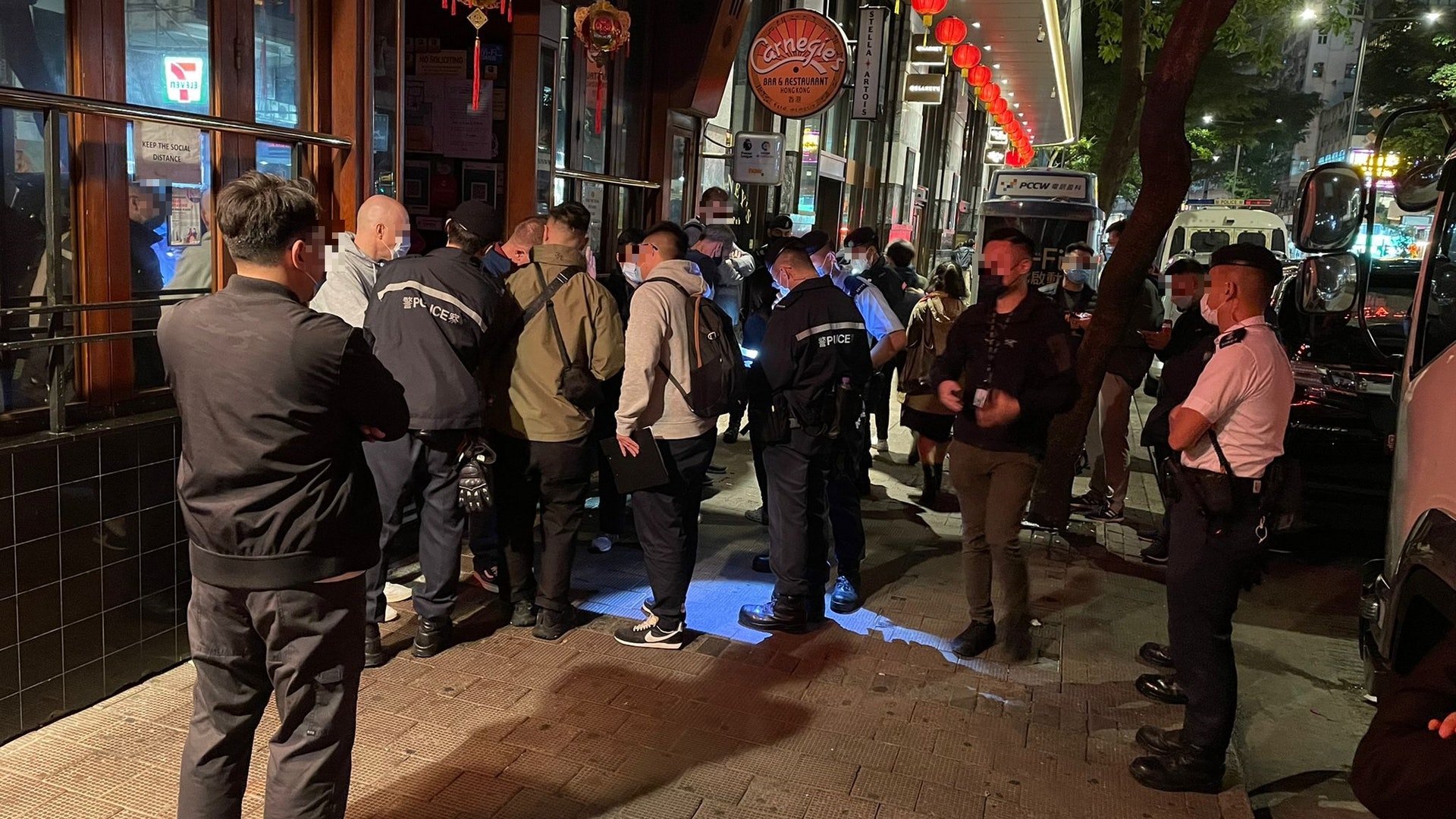 警灣仔跑馬地突擊巡查 17男女違防疫規例被票控 警灣仔跑馬地突擊巡查 17男女違防疫規例被票控