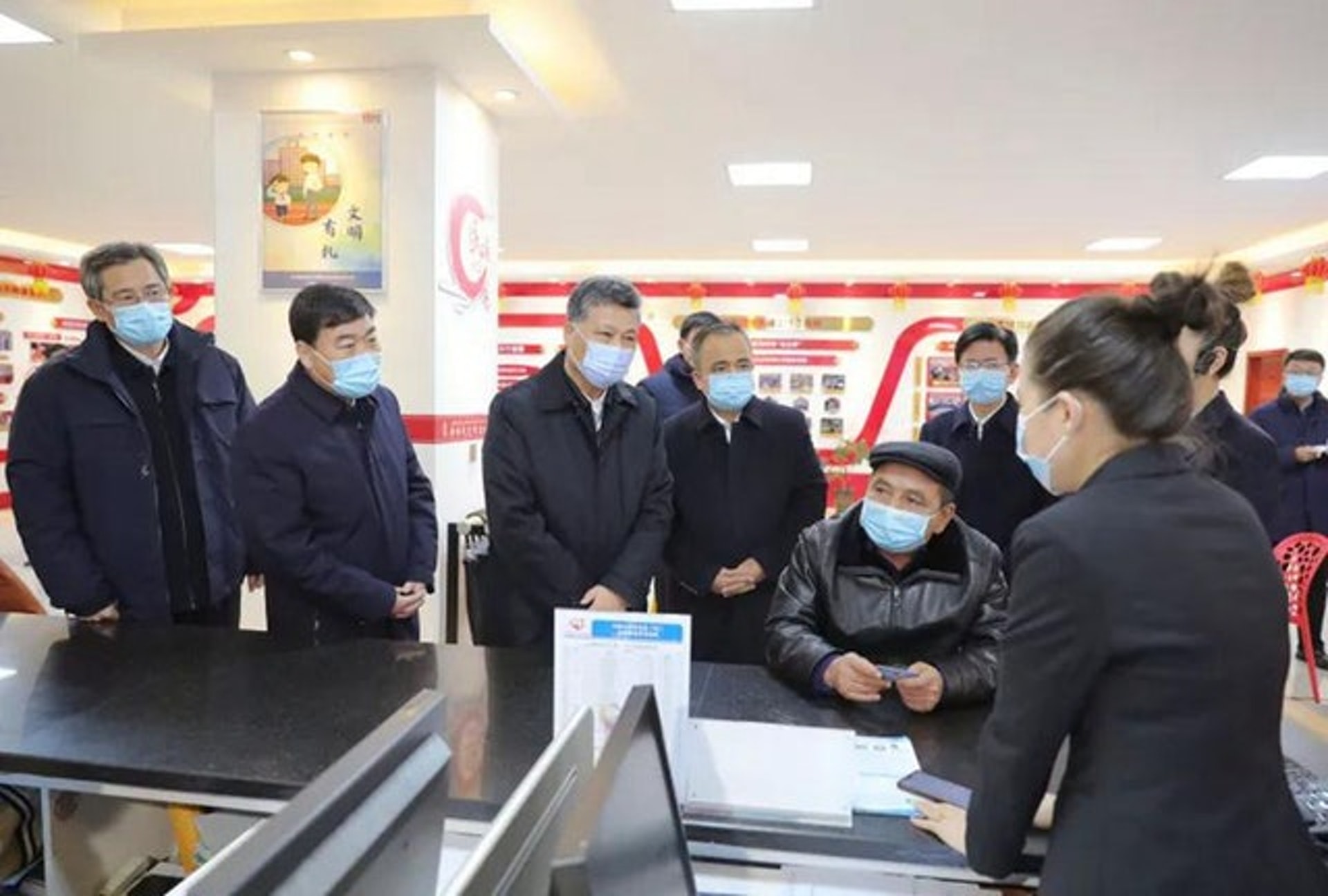 2021年12月27日,新上任的新疆自治區黨委書記馬興瑞(中)在烏魯木齊市調研。(新疆日報) 2021年12月27日,新上任的新疆自治區黨委書記馬興瑞(中)在烏魯木齊市調研。(新疆日報)
