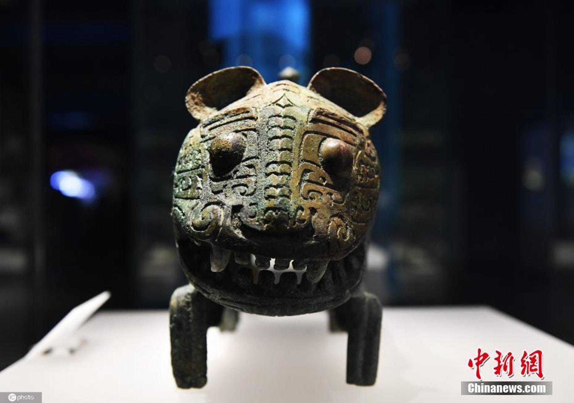 江西博物館展商代「伏鳥雙尾青銅虎」 為存世最大先秦青銅虎 江西博物館展商代「伏鳥雙尾青銅虎」 為存世最大先秦青銅虎