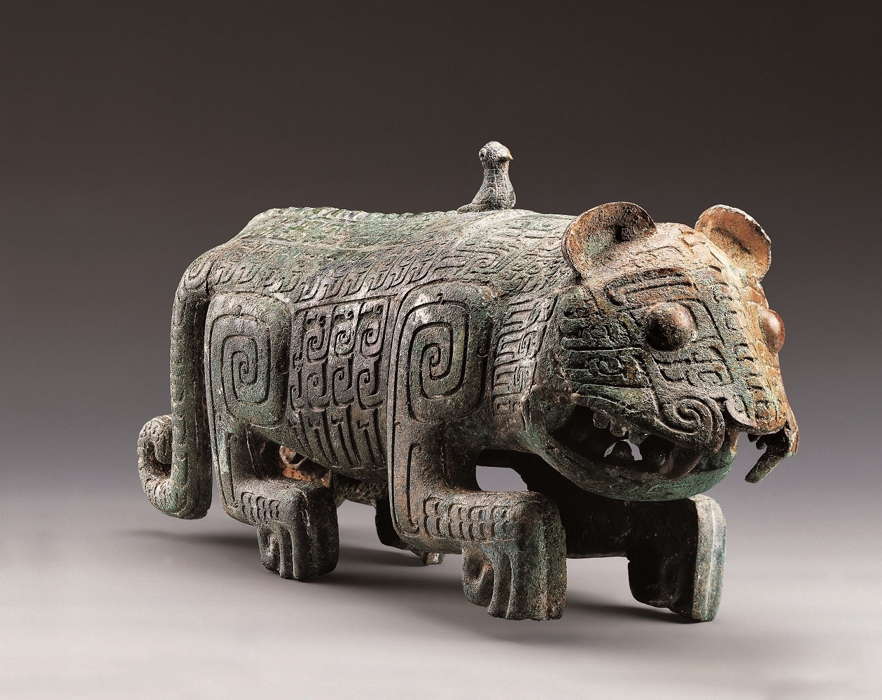 江西博物館展商代「伏鳥雙尾青銅虎」 為存世最大先秦青銅虎