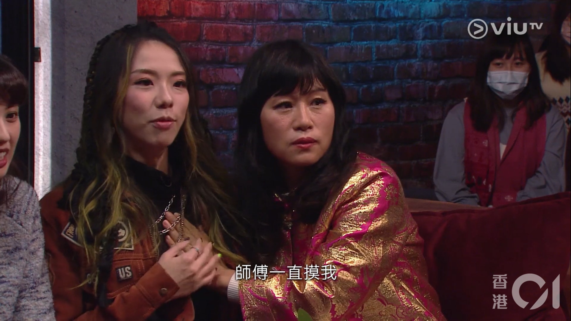 七師傅亮相ViuTV訪談節目《爆谷一周》,突然摸J.Arie心口。(《爆谷一周》節目截圖) 七師傅亮相ViuTV訪談節目《爆谷一周》,突然摸J.Arie心口。(《爆谷一周》節目截圖)