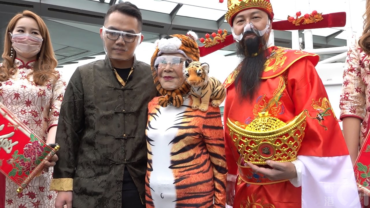 受疫情影響，黃大仙祠將不會安排善信上頭炷香，黃夏蕙直言很失望。(黃浩謙攝)