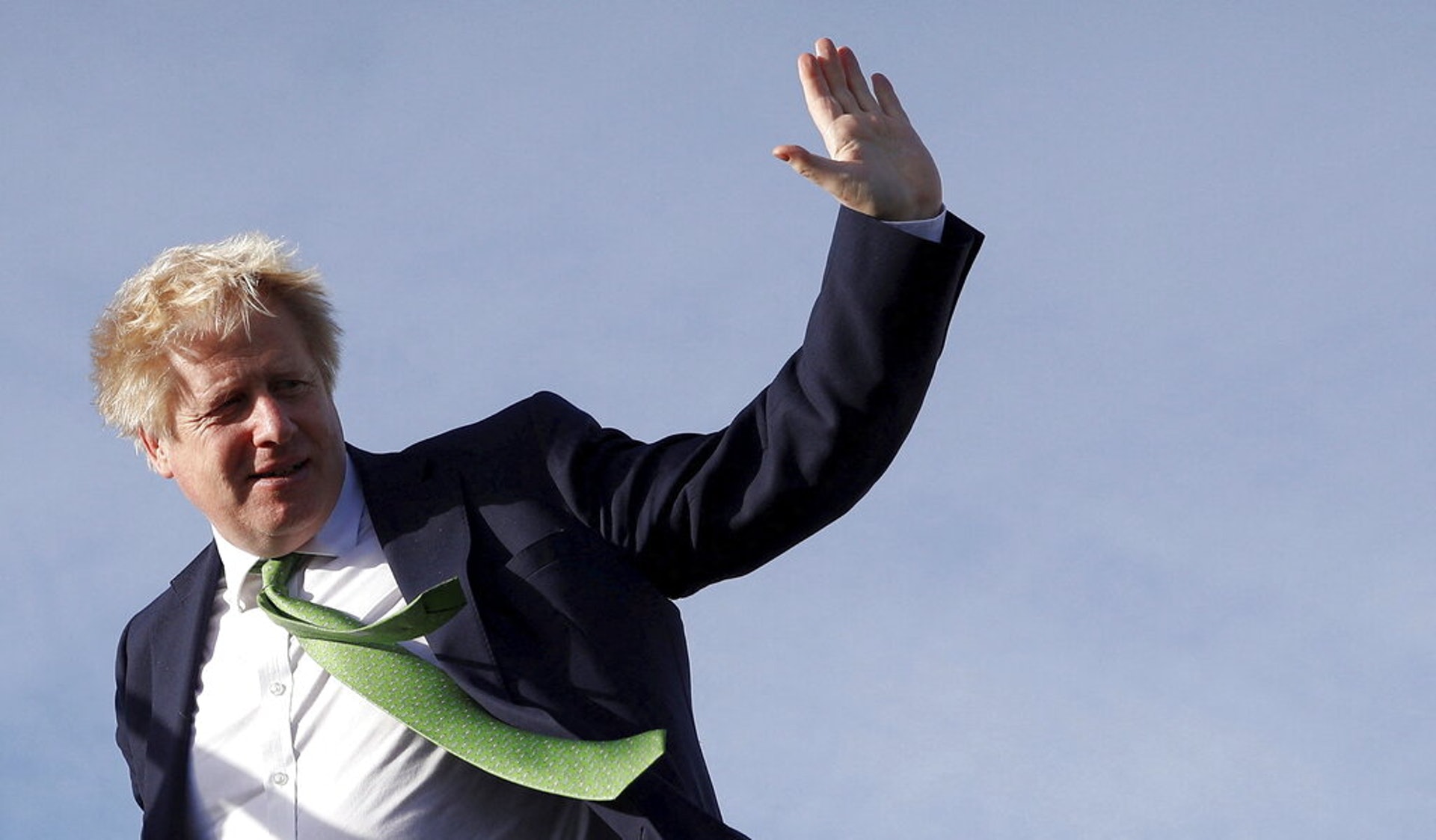 英國首相約翰遜2月1日在倫敦登機,準備前往烏克蘭基輔。(AP) 英國首相約翰遜2月1日在倫敦登機,準備前往烏克蘭基輔。(AP)